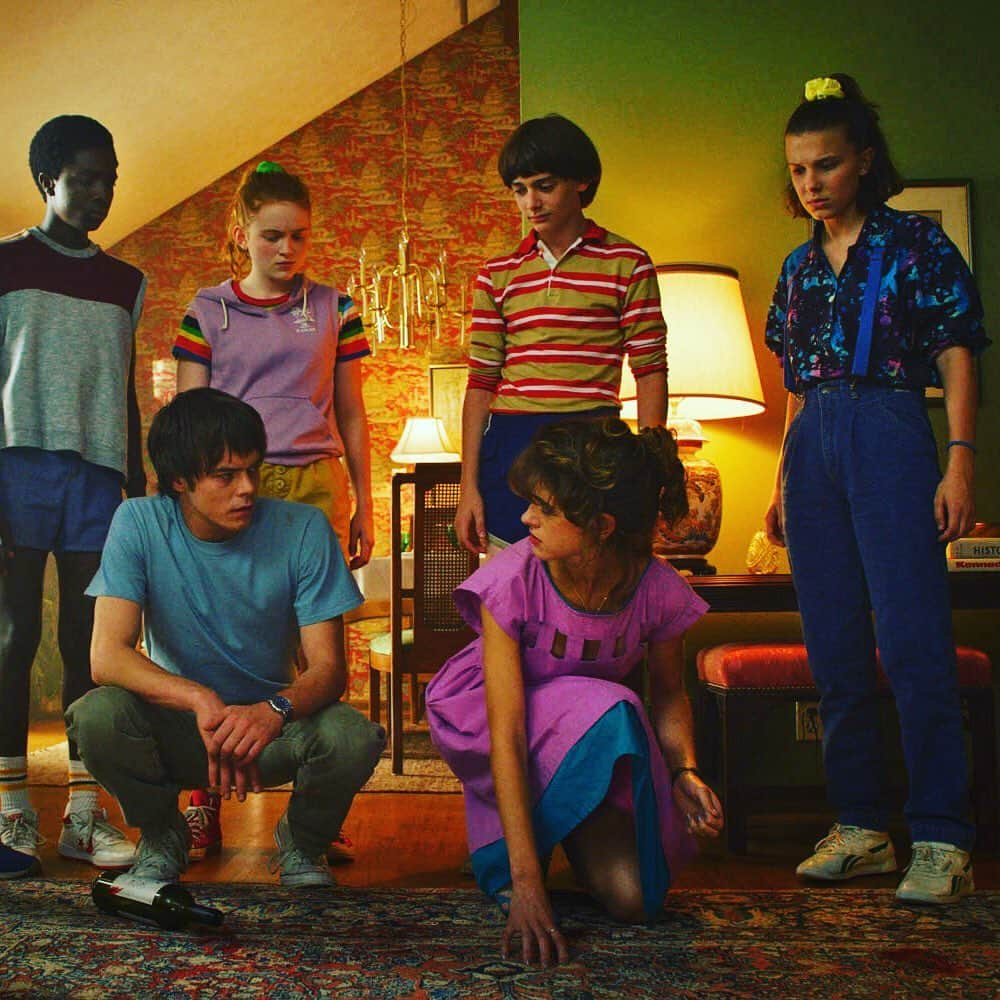 メラニー・サイクスさんのインスタグラム写真 - (メラニー・サイクスInstagram)「Morning gang, who is watching #strangerthings3 ? I’m absolutely loving it. 💜 The actress that plays Nancy ( at the front of pic)  could so play Madonna if they were ever to do a film of her life. Cannot stop thinking that when she comes on screen 😁 x #watchit have a happy Thursday all 💛💫 #strangerthings3 #netflix」7月11日 16時10分 - msmelaniesykes