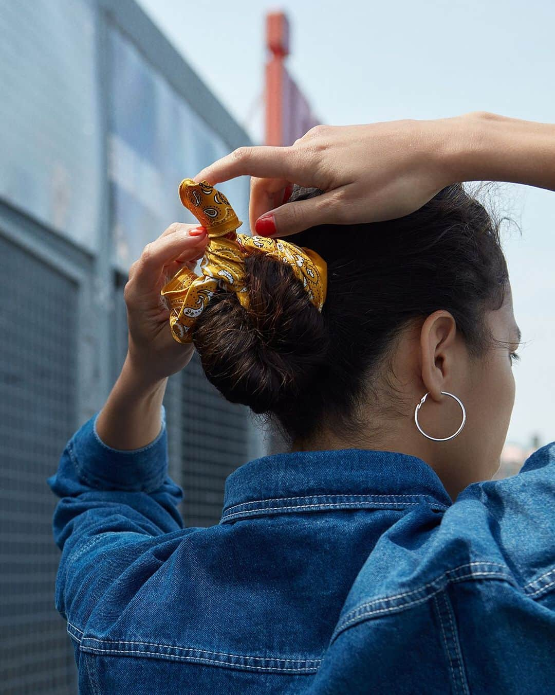 H&Mさんのインスタグラム写真 - (H&MInstagram)「ACCESSORISE YOUR HAIR | Put your hair front and centre with clips, pins, scarves and scrunchies! See how to wear the season's cutest hair accessories on #HMMagazine  Hairband: 0616049021」7月11日 16時10分 - hm