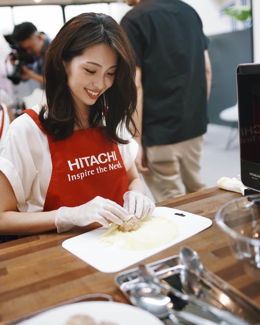 喜田彩子さんのインスタグラム写真 - (喜田彩子Instagram)「﻿ ﻿ ロールキャベツ巻き巻き...🥘﻿ ﻿ 下ごしらえしたロールキャベツを耐熱容器に入れて、ラップで蓋をし、﻿ スマホに入れたアプリの手順に従ってピピピと操作！(写真５枚目)﻿ レンジにお任せ火加減で【トマトで煮込んだロールキャベツ】ができちゃいます！﻿ ﻿ クックパッドで人気の30レシピがこの火加減おまかせで簡単に作れるんです(写真8枚目)﻿ スマホアプリがあると、レシピから献立決めも楽々だし、スマホをみながら作り方も見れるし、新しいレシピがどんどん増えるのも嬉しい✨﻿ ﻿ ﻿ 6/22に発売された過熱水蒸気オーブンレンジ#ヘルシーシェフ は、日立独自のWスキャン調理。(写真４枚目)﻿ 重さと表面温度温度をはかり、分量にあわせて加熱・解凍してくれて、自分で時間設定や温度設定不要！﻿ 例えば、ご飯を温める場合量も毎回違いますが、レンジが勝手に量をはかって温めしてくれます🍚✨﻿ 温めすぎた🤢なんて失敗もなし♡﻿ ﻿ ﻿ そして、もうひとつ新発売のIH ジャー炊飯器#ふっくら御膳 (写真９枚目)﻿ 京都祇園・東京銀座の米料亭 老舗八代目儀兵衛の「外硬内軟」という炊き方に拘り、今までの炊飯器にない食感がモチモチでふっくらしていて、感動しました。﻿ 蒸気カットで置き場所にも困らない優秀炊飯器♩﻿ ﻿ ﻿ どちらもデザインがスマートでお洒落で、セットで置きたい❤️﻿ 今回、#日立 様よりオーブンレンジ・炊飯器の新製品体験に招待していただきました。﻿ キッチン家電大好きなので、とても楽しみにしていましたが、どんどん進化する便利な機能と使いやすさに感動です🥺✨﻿ ﻿ ﻿ ﻿ #日立 #HITACHI #オーブンレンジ #炊飯器 #pr #家電 #キッチン家電 #おうちごはん #料理 #クッキング #cooking﻿ ﻿ ﻿ ﻿」7月11日 16時15分 - ayacokida