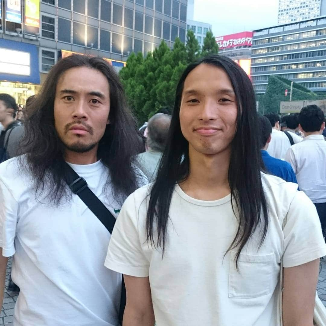 布川ひろきさんのインスタグラム写真 - (布川ひろきInstagram)「トム・ブラウン布川です。 今日のロン毛。 べっこちゃん ガンジー横須賀さん ハゲとロン毛でトークライブロン毛。  7/26(金) トム・ブラウン布川presents「プラスワン早戸さんフリーおめでとう㊗帰っておいでよマンティンガトーク」 会場 新宿ゴールデン街劇場 開演 19:00 前売り 1200円 出演 プラスワン早戸、べっこちゃんガンジー横須賀、トム・ブラウン布川  ライブでしか話さないこと14個は話します！14は小野伸二のオランダ時代の背番号です！ ご予約はこちら ura-live@kdashstage.jp ケイダッシュステージまで！  #ブリバリでGO！ #ヤングな横須賀大冒険 #トムブラウン #プラスワン #べっこちゃん #打ち合わせうるさくて #威厳のあるおじさんに #怒られました」7月11日 16時26分 - nunokawa_tombrown