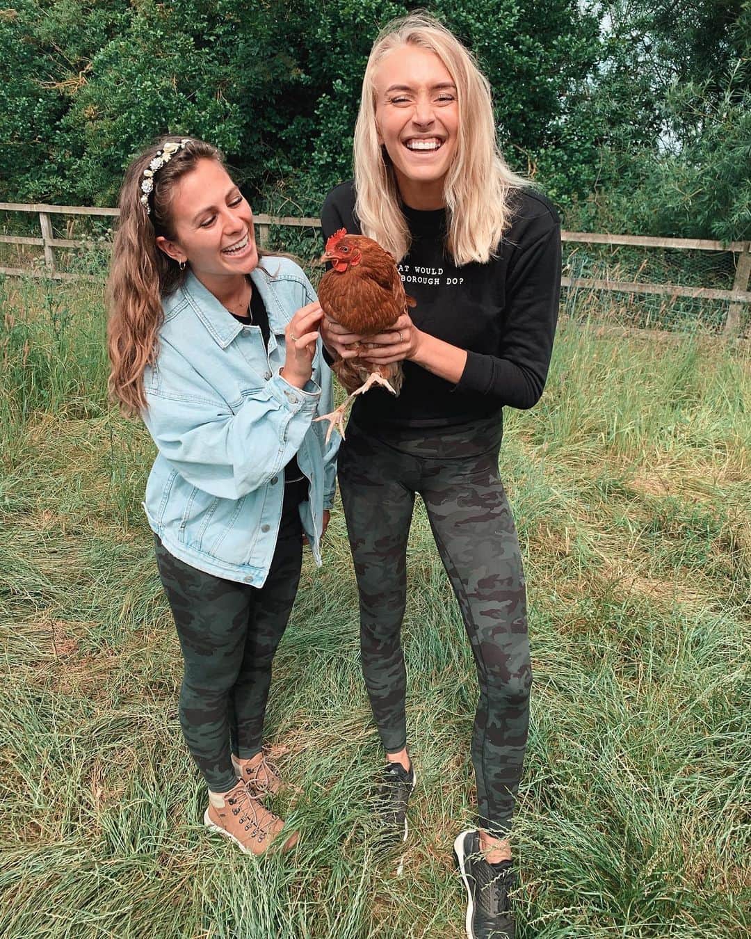 Zanna Van Dijkさんのインスタグラム写真 - (Zanna Van DijkInstagram)「Giving @healthychefsteph her first chicken cuddle 🐓 There’s nothing I love more than coming home to Yorkshire, seeing my parents, cuddling the chickens, stroking the sheep, breathing in the country air and eating freshly picked produce straight from the veg patch! 🌱 As someone who was born and raised in the middle of nowhere, London living can be a shock to the system! Don’t get me wrong, I love my city - but one day I want to end up in the countryside with my rescue goats, organic plants and @antonymaule by my side 🥰 What about you guys? ❤️ #yorkshirelife #farmlife #getoutdoors #friendsnotfood #eatmoreplants #whatvegansdo」7月11日 16時20分 - zannavandijk