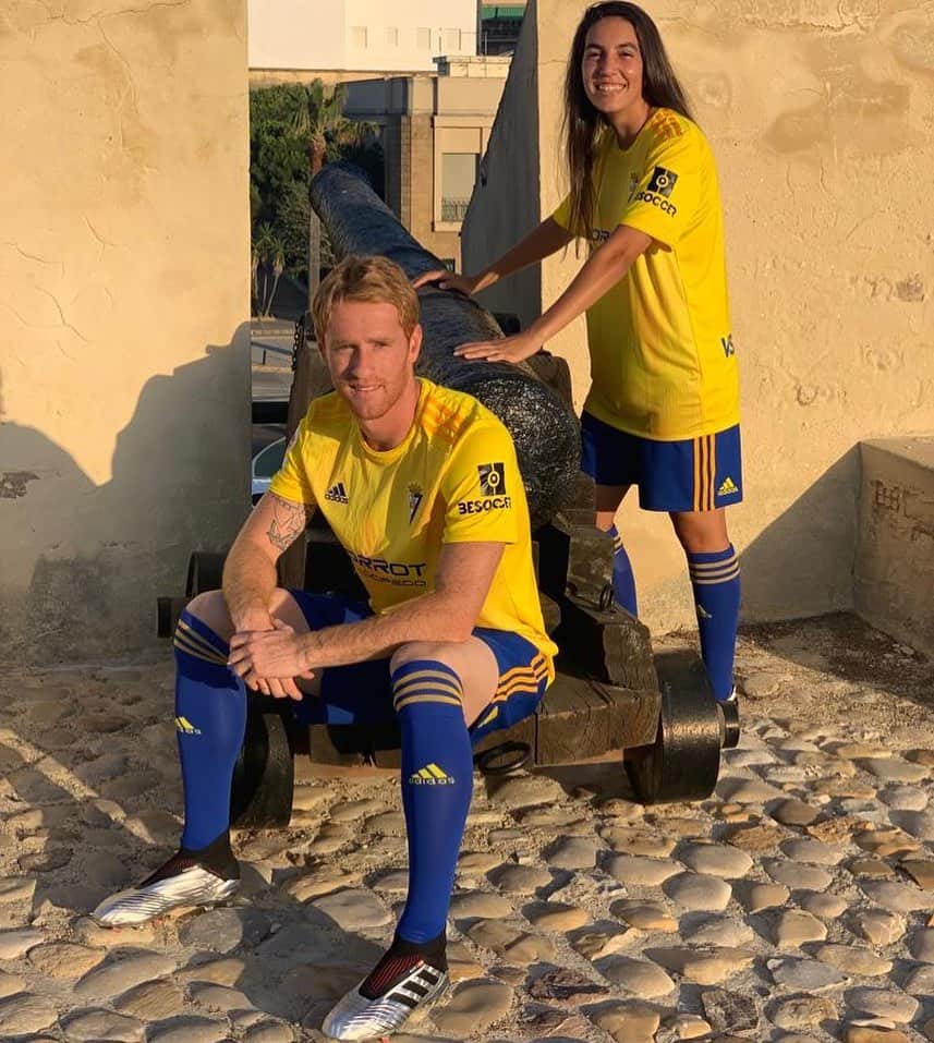 アレハンドロ・フェルナンデス・イグレシアスのインスタグラム：「Nueva equipación @adidas del @cadizclubdefutbol 👌🏻💛💙🧡」