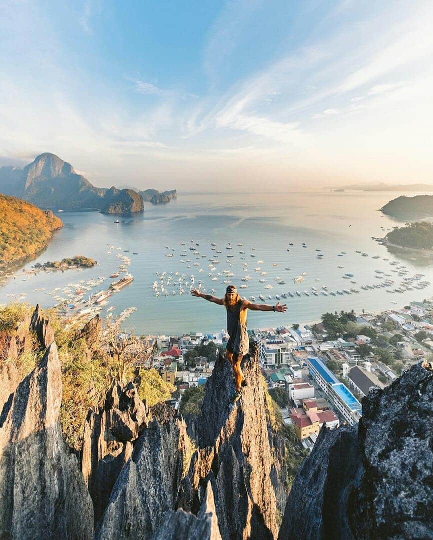 Discover Earthさんのインスタグラム写真 - (Discover EarthInstagram)「What an incredible view from the top of Taraw Peak in El Nido in the Philippines ! Would you dare walk up there ? 🌅🇵🇭 Tag someone you would love to go there with ! — 📍#DiscoverPhilippines — 📸 Photos and VIdeos by @jackson.groves」7月11日 16時30分 - discoverearth