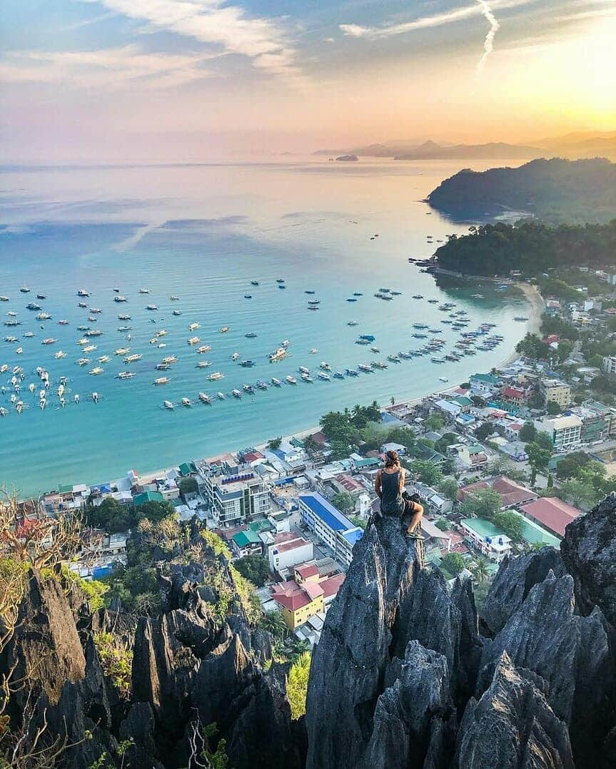 Discover Earthさんのインスタグラム写真 - (Discover EarthInstagram)「What an incredible view from the top of Taraw Peak in El Nido in the Philippines ! Would you dare walk up there ? 🌅🇵🇭 Tag someone you would love to go there with ! — 📍#DiscoverPhilippines — 📸 Photos and VIdeos by @jackson.groves」7月11日 16時30分 - discoverearth