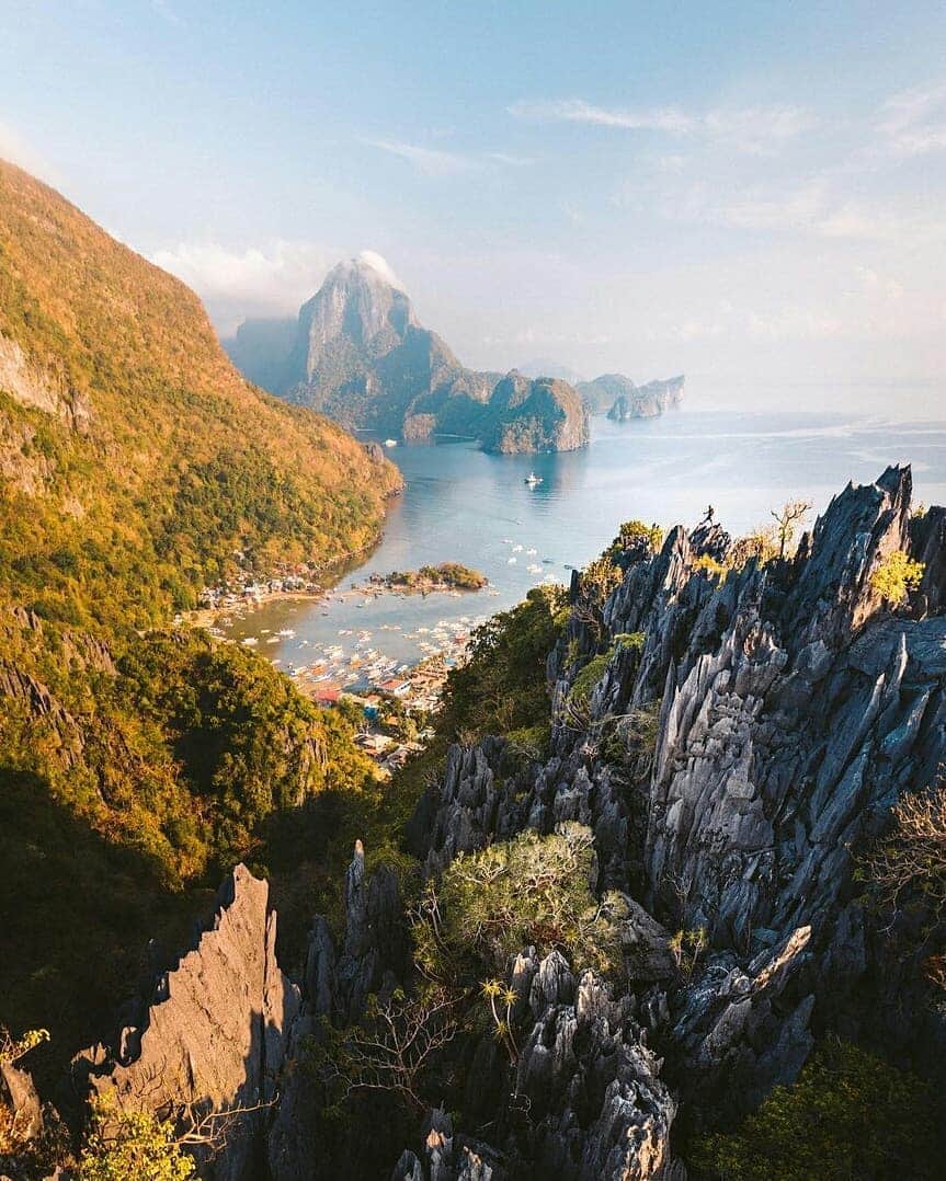 Discover Earthさんのインスタグラム写真 - (Discover EarthInstagram)「What an incredible view from the top of Taraw Peak in El Nido in the Philippines ! Would you dare walk up there ? 🌅🇵🇭 Tag someone you would love to go there with ! — 📍#DiscoverPhilippines — 📸 Photos and VIdeos by @jackson.groves」7月11日 16時30分 - discoverearth