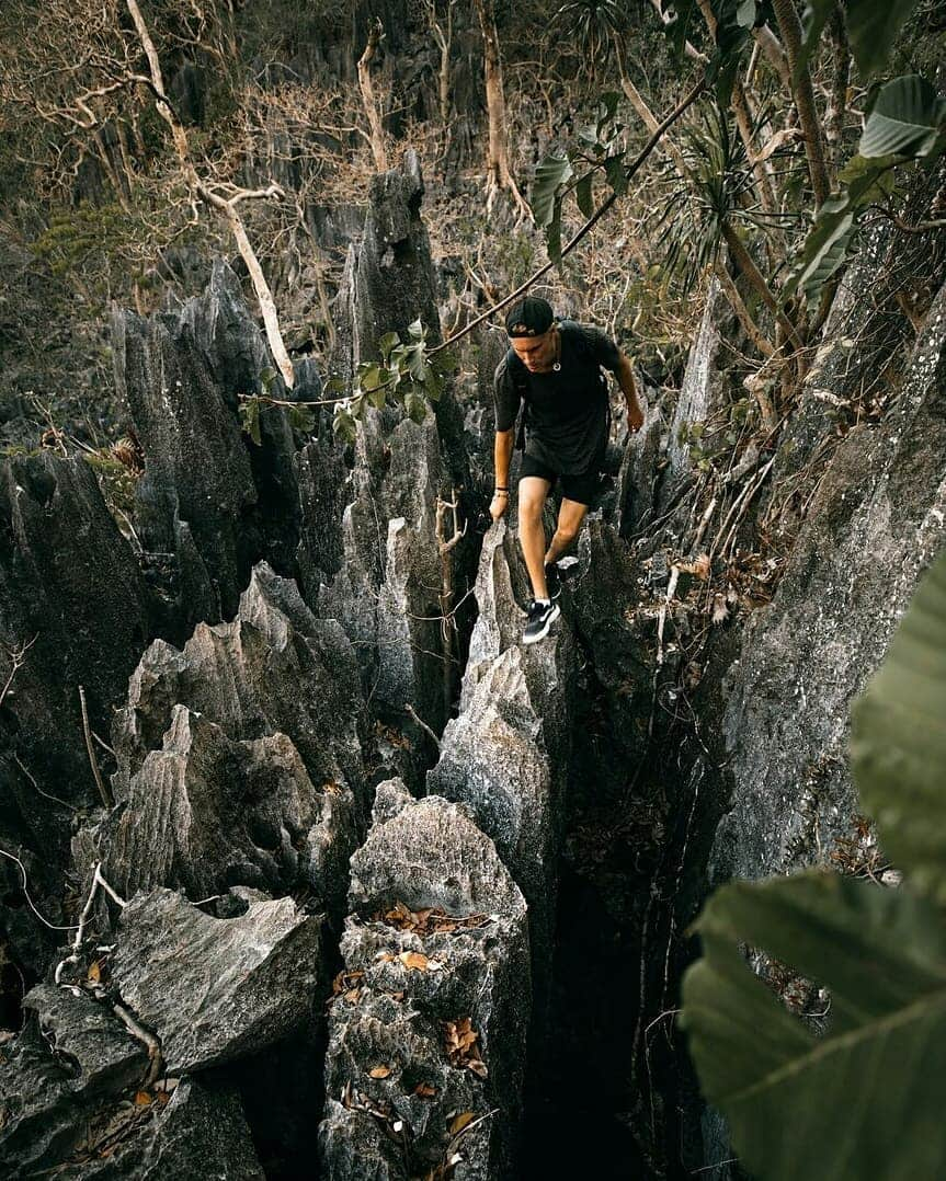 Discover Earthさんのインスタグラム写真 - (Discover EarthInstagram)「What an incredible view from the top of Taraw Peak in El Nido in the Philippines ! Would you dare walk up there ? 🌅🇵🇭 Tag someone you would love to go there with ! — 📍#DiscoverPhilippines — 📸 Photos and VIdeos by @jackson.groves」7月11日 16時30分 - discoverearth