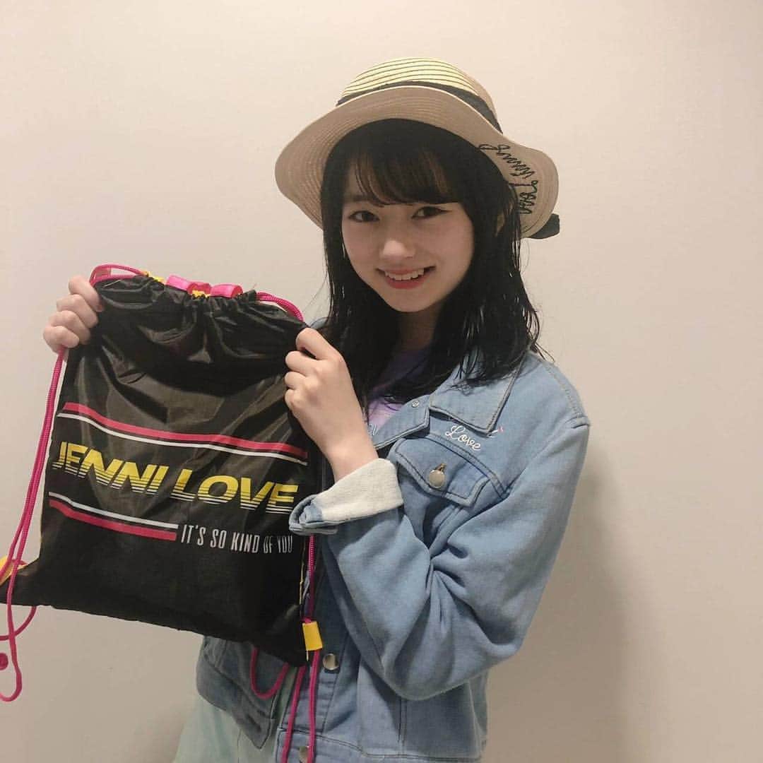 ニコ☆プチのインスタグラム：「😍プチモのふろくの使い方😍﻿ ﻿ ﻿ 第10弾はユナ🐈﻿ ﻿ ﻿ ﻿ 💘ユナ💘﻿ ユナは、次の日の撮影の時に着る服をまとめて入れてるよ(*´ω`*)﻿ キャリーバッグの中に入れてキッチリキレイに収納できるよー！﻿ ﻿ ﻿ #ニコプチ﻿ #ニコプチふろく﻿ #プチモのふろくの使い方﻿ #ジェニィラブ﻿ #ナップサック﻿ #高比良由菜」