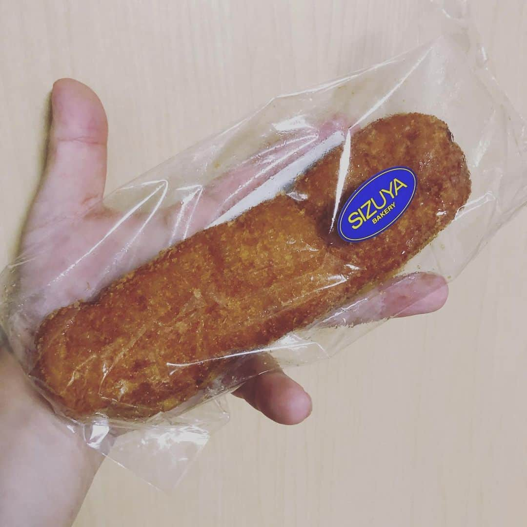 三上市朗さんのインスタグラム写真 - (三上市朗Instagram)「先日、新大阪から帰る時、もちろん志津屋の「カルネ」は買って帰ったのですがもう一つこれで育ったと言っても過言ではない「ニューバード」があったのでそちらも購入！ #志津屋  #カルネ #ニューバード」7月11日 16時32分 - captainichirock