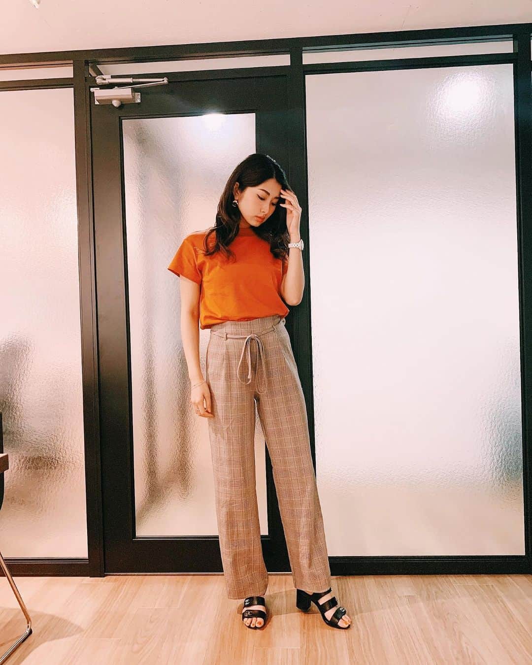 のインスタグラム：「今日は事務所で 打ち合わせでした〜！ . コーデは最近ハマってる オレンジが主役な感じで🧡 . #code #misakicode #fashion #ファッション #コーデ #orange #オレンジ #chanel #gu #emoda」