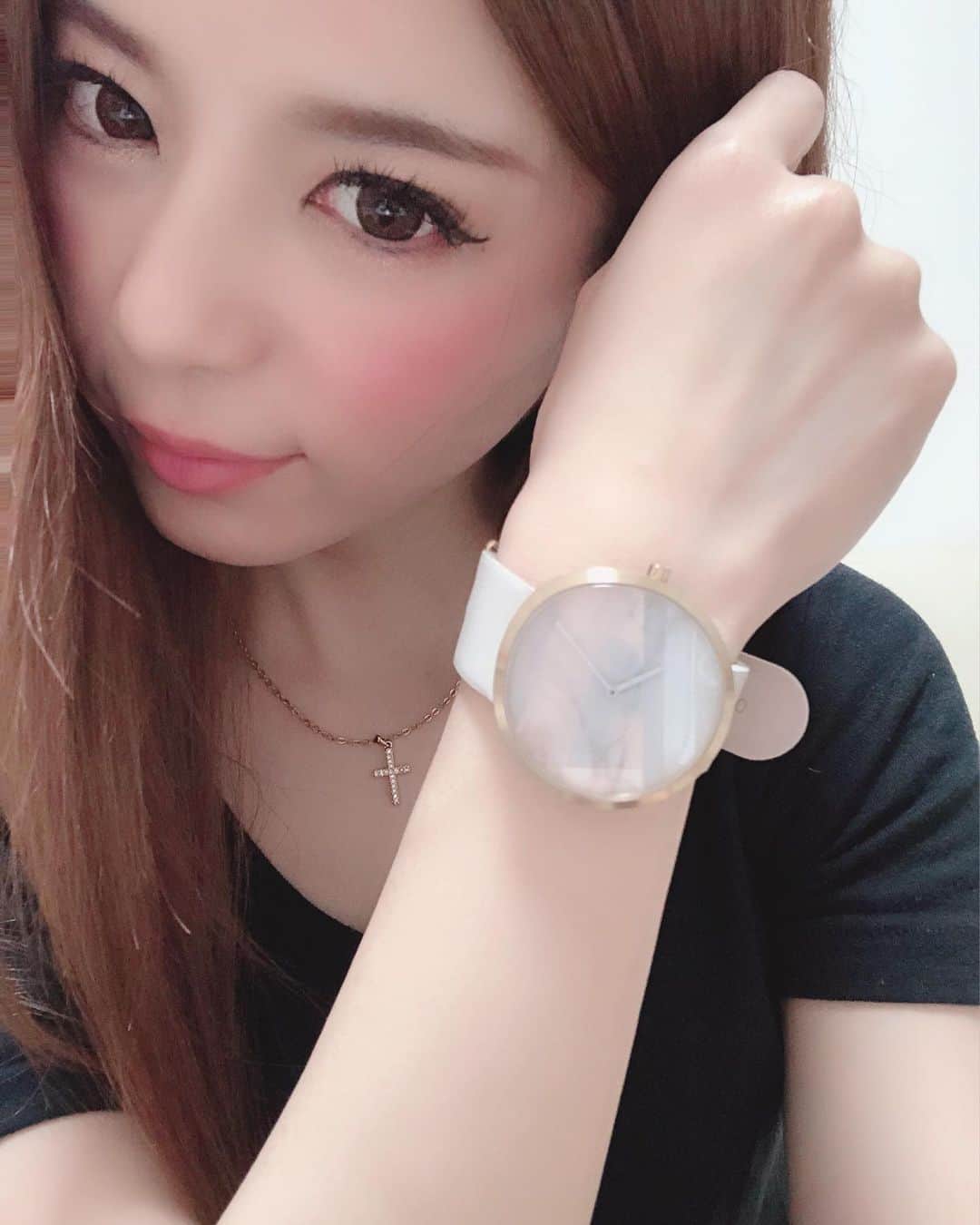 栗林里莉さんのインスタグラム写真 - (栗林里莉Instagram)「New watch⌚︎ @mavenjapan さんのステキな腕時計✨ 文字盤が天然の大理石でとっても可愛いです☺️ ラインナップもたくさんあるし、もちろんメンズも使えるので是非チェックしてみてね👌 クーポンコード➡️ riri_kuribayashi で10%オフだそうな💕 #マベン #マベンウォッチズ #時計 #腕時計 #mavenwatches  #栗林里莉 #ririkuribayashi  #japanese」7月11日 16時47分 - riri_kuribayashi_official