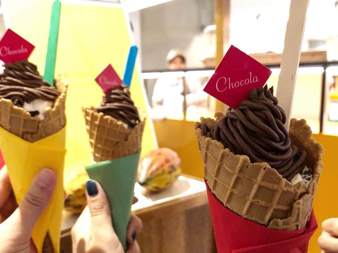 土井コマキのインスタグラム：「確かに。いわゆるチョコレート味のソフトクリームとは違う「生チョコラクリーム」。特にベトナムチョコラクリームが好き。カカオの酸味が楽しめて新しい！オトナ。 #Chocola #生チョコラクリーム #cacao #ソフトクリーム  #signofthefood #サインオブザフード #なんばシティ #osaka」