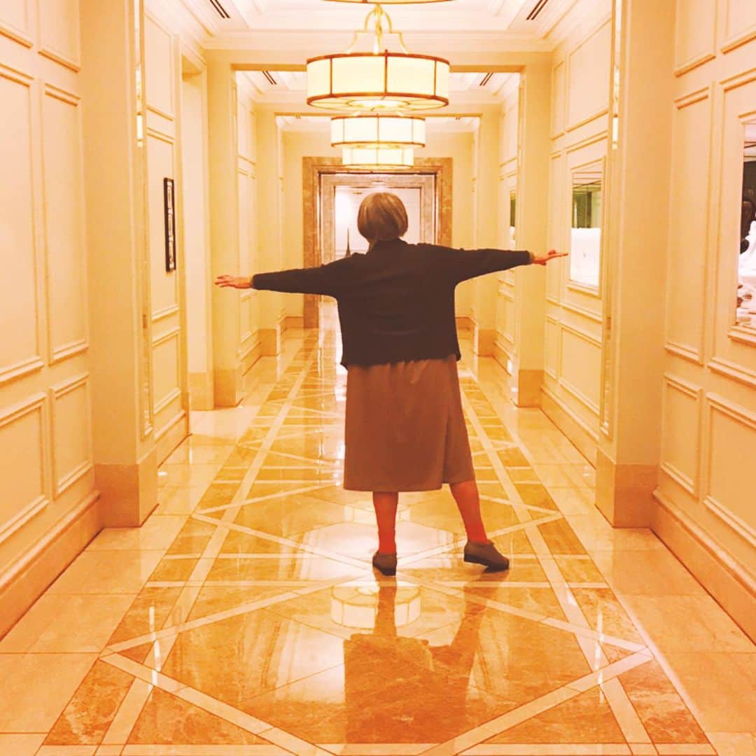 角野栄子さんのインスタグラム写真 - (角野栄子Instagram)「迷子になった。 キラキラ廊下。 出口はどこですか？  I got lost.  A brilliant corridor.  Where's the exit?  #魔女の宅急便 #児童文学作家 #eikokadono #kikisdeliveryservice」7月11日 16時54分 - eiko.kadono