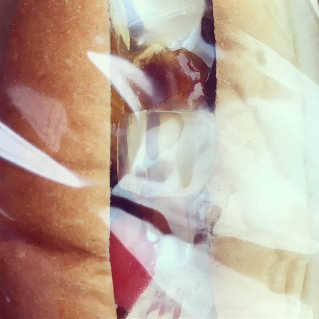 宇野薫さんのインスタグラム写真 - (宇野薫Instagram)「UNOPAN  あんみつコッペパン なるものを初めて食べました。  #UNOPAN #caoluno #宇野薫  #パン #コッペパン」7月11日 16時54分 - caoluno