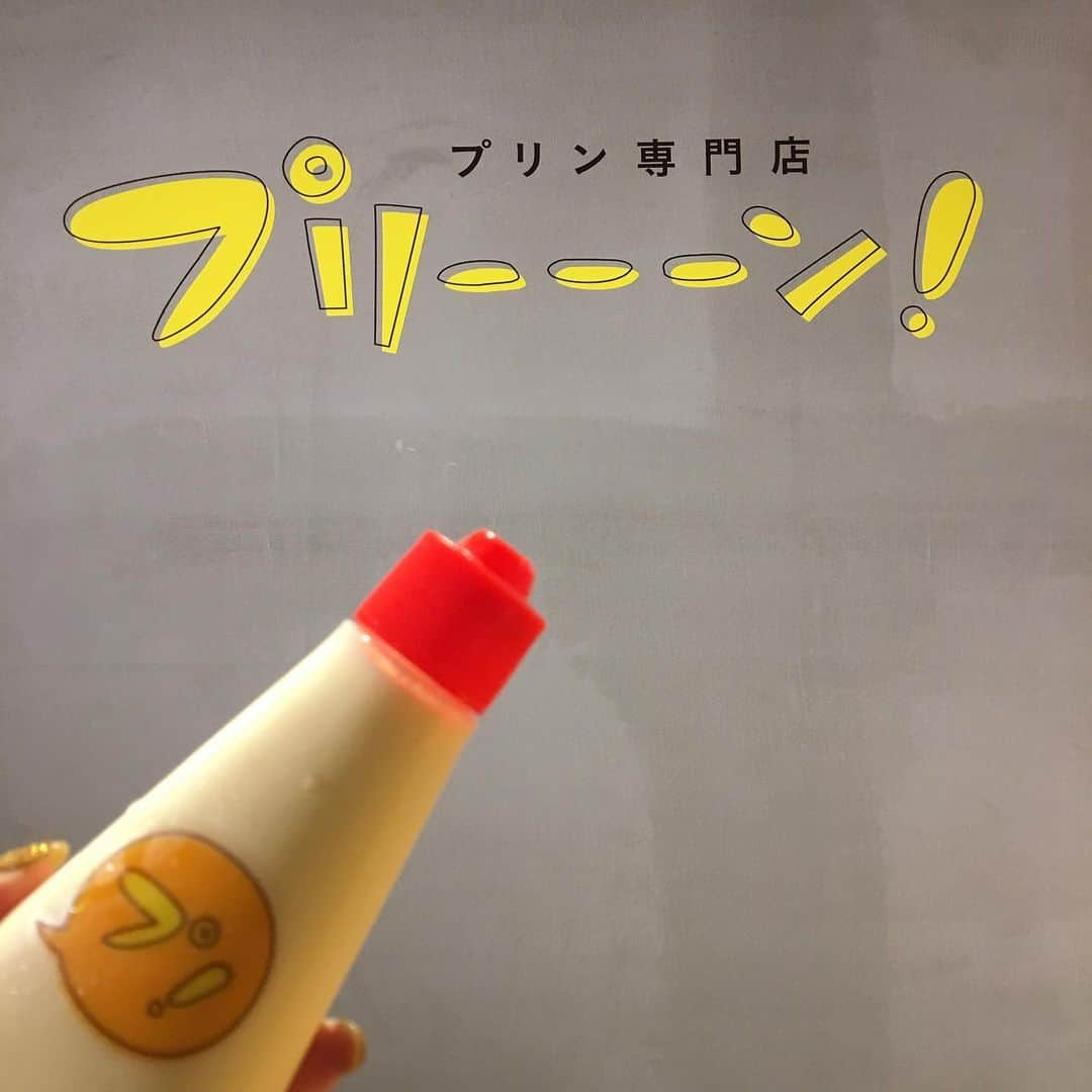 珠久美穂子さんのインスタグラム写真 - (珠久美穂子Instagram)「明日7月12日に  日本茶ミルクティー・食パン いちご・プリン・チョコレートの 5つのセクションからなる 計7店舗が集まった 『SIGN OF THE FOOD』が大阪 『なんばCITY』にグランドオープン！  すべて関西初出店の店舗で どこよりも最先端のスイーツが 楽しめる食のテーマパーク✨✨ 明日が楽しみすぎて ↑ネーミングがいいね👍 パン屋さんの名前だよ。  2種のバターが香るプレーンと レーズン入りの2種を  2斤サイズで購入もできます。 材料も生クリームは無添加のものを 使用しレーズンも最高級クラスのラム酒に 漬け込むこだわり。 ちょっとした手土産にもぴったり！  ブリュレ ☆ CRAZY STRAWBERRY （クレイジーストロベリー）は “かわいい！おいしい！ いちごのスイーツ”をテーマにした いちごスイーツ専門店。  世界中から その時々で一番美味しい苺を セレクトしいちごの種類によって レシピも変えるなどこだわりの スイーツが楽しめます。 ※季節により使用するいちごの種類は変わります。 ☆プリーーーン！ で北海道産の生乳をはじめ 国産のバター 無添加生クリームなど 乳製品にこだわったプリン。 くちどけがなめらかな ふわっふわトロトロの 『スフレチーズケーキプリン』 マヨネーズのような味わいがユニークな 『チューチュープリン』も登場。 見た目がかわいいので プレゼントとしても 喜んでもらること間違いなし！ ☆Chocola（チョコラ）』 見た目がキャッチーな 生チョコラクリームをはじめ 生クリームが濃厚な ソフトクリームと ベトナム産カカオ豆を 使用したこだわりの チョコレートの組み合わせが楽しめます。 生クリームソフトの上にチョコレートを“絞る”ことによって どこにもない新しい “チョコレート×ソフトクリーム”を 味わえるんです！ ☆『marcona（マルコナ）』は 世界最高峰の厳選素材 アーモンドの女王と呼ばれる マルコナ種を使用した 究極のアーモンドチョコ専門店。 毎日出来立てのアーモンドチョコ  of the oven（オブザオーブン）の こだわりはなんといっても“カカオ豆”。 ベトナム農園から輸入 加工まですべてを管理して 育てているんだそう。 そんなカカオ豆を使用した チョコレートの焼き菓子を焼きたてで 楽しめます。  トレンドの高級食パンから 最旬のスイーツまで 究極の味を堪能できる 食のセレクトショップ”。 オープンは明日7月12日 SIGN OF THE FOOD （サインオブザフード） 営業時間：10:00～21:00 なんばシティ本館1F  #sweets  #strawberry  #strawberrys」7月11日 17時10分 - shukumihoko