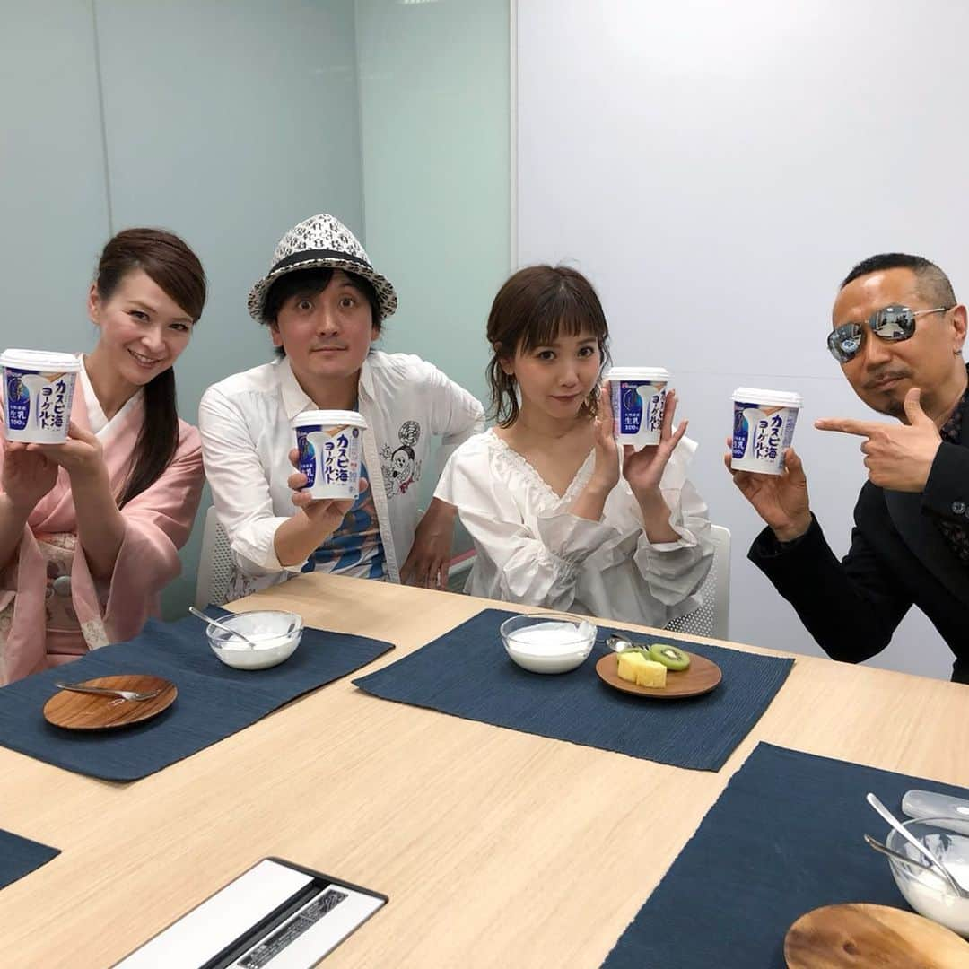 里井真由美さんのインスタグラム写真 - (里井真由美Instagram)「その名も「メランジュフリュイ〜マスカットプラン〜」😆💕 中にはカスピ海ヨーグルトのフロマージュクリーム‼️旬の大粒シャインマスカットが ゴロゴロ入ったパフェー♪❤️ ・ ライム絞ったり、ホットショコラをかけてお好みにお味アレンジも可能です💓 ・ ・ →5枚め以降) この本ですが.書店やコンビニで発売中の「東京スイーツパス（6/28発売 vol.08  カスピ海ヨーグルトスイーツ特集号）」。実はここに、食べあるキングメンバーとして出演させていただいてます☺️⭕️ ・ 本には 東京近郊を中心に、期間限定でカスピ海ヨーグルトスイーツが食べらるお店96店が掲載されていて、、 ・ ・ そんなご縁から。まずは、日比谷ミッドタウン「パティスリー&カフェ デリーモ」さんにスイーツ番長 @sweetsbanchou と食べに行ってきました♪♪ ・ 本を持参すると各店舗で特典が利用できたり、食べキンが選んだ景品（BELTZのバスクチーズケーキ）が当たるキャンペーンも実施中です♪ ・ ・ http://www.caspia.jp/tottemooishii/ あちこち楽しもうと思ってまーす♪ ・ ・ #カスピ海ヨーグルト#フジッコ#東京スイーツパス#食べあるキング #delimo #里井真由美#1級フードアナリスト里井真由美 #さといいね#ありが糖運動 #スイーツ#スイーツパス」7月11日 17時03分 - mayumi.satoi