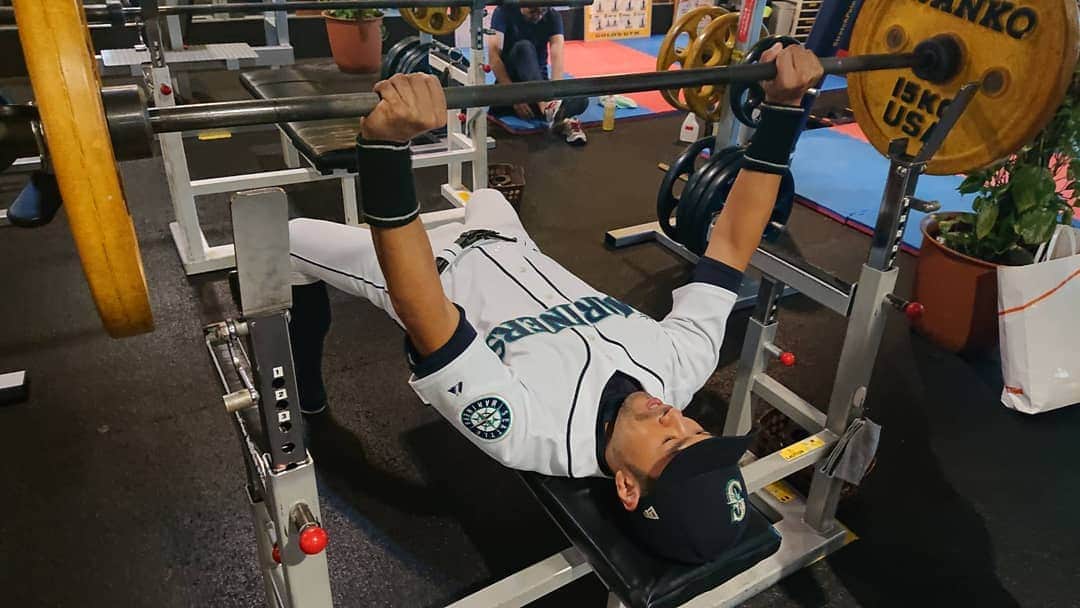 ニッチロー'さんのインスタグラム写真 - (ニッチロー'Instagram)「イチロー選手の言っていた『トラとかライオンはウエートトレーニングしない』の意味が分かりました。  僕には大きな筋肉は必要ないです。  #ウエートトレーニング #トラとかライオンはウエートトレーニングしない #自分のバランスを崩さない #大きな筋肉は必要ない #ニッチロー’」7月11日 17時06分 - nicchiro5.1