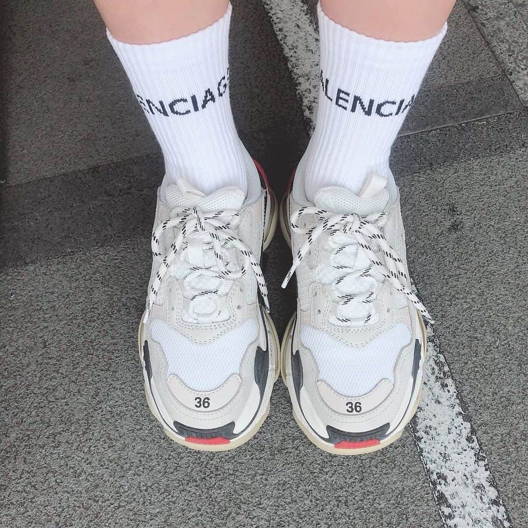平田梨奈さんのインスタグラム写真 - (平田梨奈Instagram)「今年の夏はスニーカーたくさん履きたい気分👟💕 #balenciaga #sneakers」7月11日 17時07分 - hirari_official