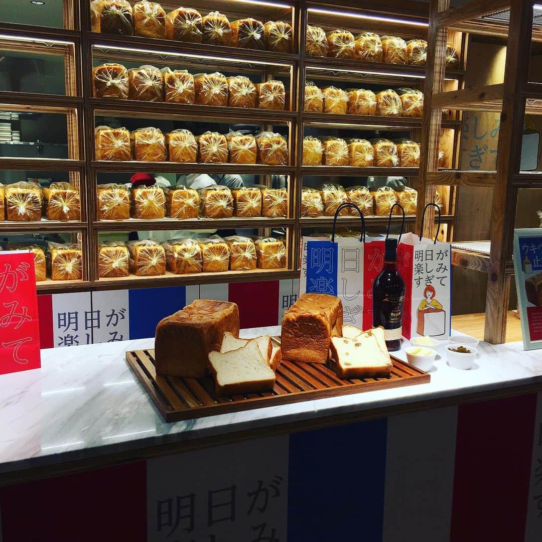 珠久美穂子さんのインスタグラム写真 - (珠久美穂子Instagram)「明日7月12日に  日本茶ミルクティー・食パン いちご・プリン・チョコレートの 5つのセクションからなる 計7店舗が集まった 『SIGN OF THE FOOD』が大阪 『なんばCITY』にグランドオープン！  すべて関西初出店の店舗で どこよりも最先端のスイーツが 楽しめる食のテーマパーク✨✨ 明日が楽しみすぎて ↑ネーミングがいいね👍 パン屋さんの名前だよ。  2種のバターが香るプレーンと レーズン入りの2種を  2斤サイズで購入もできます。 材料も生クリームは無添加のものを 使用しレーズンも最高級クラスのラム酒に 漬け込むこだわり。 ちょっとした手土産にもぴったり！  ブリュレ ☆ CRAZY STRAWBERRY （クレイジーストロベリー）は “かわいい！おいしい！ いちごのスイーツ”をテーマにした いちごスイーツ専門店。  世界中から その時々で一番美味しい苺を セレクトしいちごの種類によって レシピも変えるなどこだわりの スイーツが楽しめます。 ※季節により使用するいちごの種類は変わります。 ☆プリーーーン！ で北海道産の生乳をはじめ 国産のバター 無添加生クリームなど 乳製品にこだわったプリン。 くちどけがなめらかな ふわっふわトロトロの 『スフレチーズケーキプリン』 マヨネーズのような味わいがユニークな 『チューチュープリン』も登場。 見た目がかわいいので プレゼントとしても 喜んでもらること間違いなし！ ☆Chocola（チョコラ）』 見た目がキャッチーな 生チョコラクリームをはじめ 生クリームが濃厚な ソフトクリームと ベトナム産カカオ豆を 使用したこだわりの チョコレートの組み合わせが楽しめます。 生クリームソフトの上にチョコレートを“絞る”ことによって どこにもない新しい “チョコレート×ソフトクリーム”を 味わえるんです！ ☆『marcona（マルコナ）』は 世界最高峰の厳選素材 アーモンドの女王と呼ばれる マルコナ種を使用した 究極のアーモンドチョコ専門店。 毎日出来立てのアーモンドチョコ  of the oven（オブザオーブン）の こだわりはなんといっても“カカオ豆”。 ベトナム農園から輸入 加工まですべてを管理して 育てているんだそう。 そんなカカオ豆を使用した チョコレートの焼き菓子を焼きたてで 楽しめます。  トレンドの高級食パンから 最旬のスイーツまで 究極の味を堪能できる 食のセレクトショップ”。 オープンは明日7月12日 SIGN OF THE FOOD （サインオブザフード） 営業時間：10:00～21:00 なんばシティ本館1F  #strawberry  #strawberrymania」7月11日 17時08分 - shukumihoko