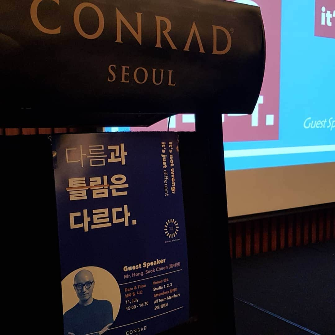 ホン・ソクチョンさんのインスタグラム写真 - (ホン・ソクチョンInstagram)「#콘래드호텔 #conradseoul 강의. 콘래드 호텔 직원분들과 멋진 시간. 나의 이야기를 들어주시느라 수고하신 직원분들. 감사합니다. 행복하자구요」7月11日 17時18分 - tonyhong1004