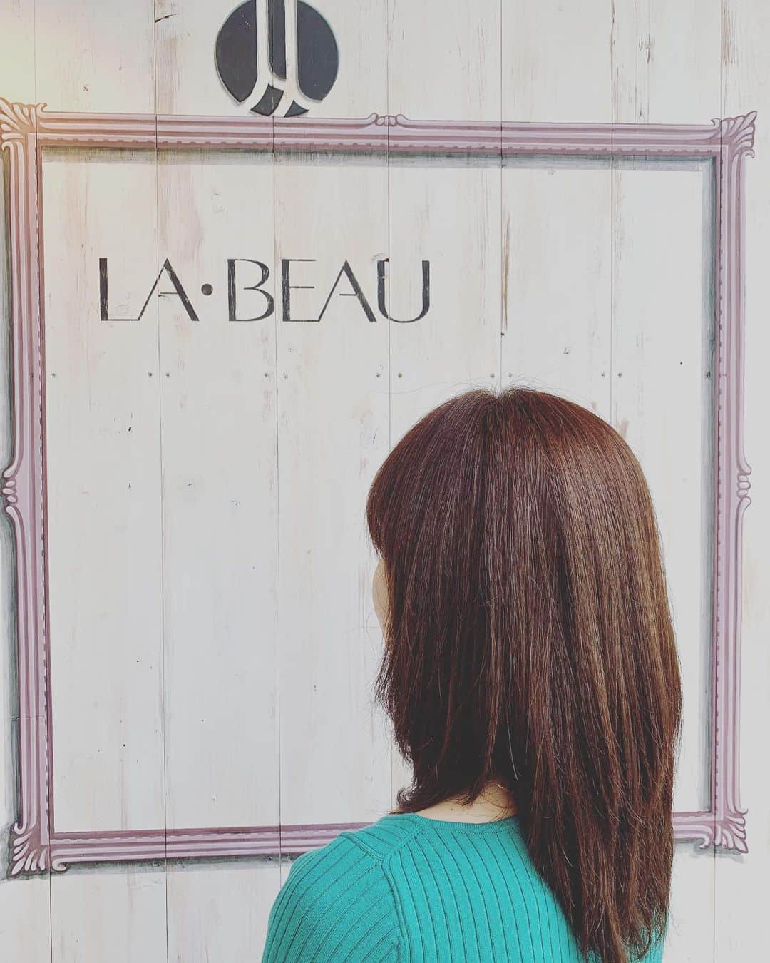 LABEAUさんのインスタグラム写真 - (LABEAUInstagram)「髪のダメージによって ・ 〈広がり〉〈パサつき〉〈うねり〉〈髪が固くなる〉 ・ とてもションボリしてご来店されたご新規のお客様。。。 ・ しっかりカウンセリングさせていただき、ダメージの原因をお伺いしました！ ・ ・ 髪に必要な水分不足と、熱処理によって抜けてしまったタンパク質が原因🙋‍♀️ ・ 伝家の宝刀！【グットタッチ】の出番ですが、今回の方は乾燥と固さが特に気になりましたので、特別プレミアムコースの【セレブコース】で前処理させていただきました！！ ・ たっぷりのヒアルロン酸で水分保持をして、ケラチンとコラーゲンの総合タンパク質で髪の内部を補修👍👍✨ ・ ・ セレブコースを終えたあたりから、ションボリしていたお客様に笑顔が戻り、私もホッとしました♫ 『セレブコースだけでこんなにツルツルするんですね！』と嬉しいお言葉😍 ・ 仕上がりはもちろん、プルプルのツヤツヤでした♫💓💓💓まだまだ前回までのダメージもあるので、完全にお治しできたわけではないですが、続けることで、【お客様の髪本来の美しさ】を戻すことができるので、また３週間後のご来店が楽しみです( ´艸｀) ・ ・ LA・BEAU駒込店 大泉 ・  #東京都北区 #美容室 #ヘアサロン #駒込 #巣鴨 #美容師募集 #美容学生と繋がりたい #スタイリスト募集 #アシスタント募集  #サロン見学募集 #いいね返し #働くママ #キッズカット得意 #働くママの味方 #ワーママ #ワーキングママ #イクママ #イクメン #綺麗なママになりたい #髪質改善トリートメント #ヘアトリートメントが自慢 #大人可愛い」7月11日 17時11分 - labeau_beauty_group