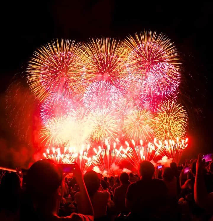 のインスタグラム：「そろそろ花火の時期！🎇🎉 日本三大花火大会の一つ #長岡花火大会 から、 @_koshiori_ がとらえたワンショット。 ・ ・ ・ #GoPro #GoProJP #GoProのある生活 #花火 #日本三大花火大会 #夏 #Plotagraph #Fireworks」