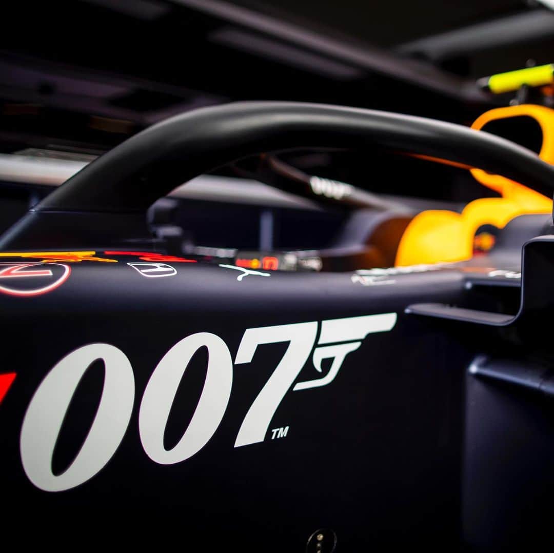 F1さんのインスタグラム写真 - (F1Instagram)「For Race 1,007, @redbullracing have a license to thrill 😮 . #RedBull #JamesBond #007 #BritishGP #Silverstone @007」7月11日 17時13分 - f1