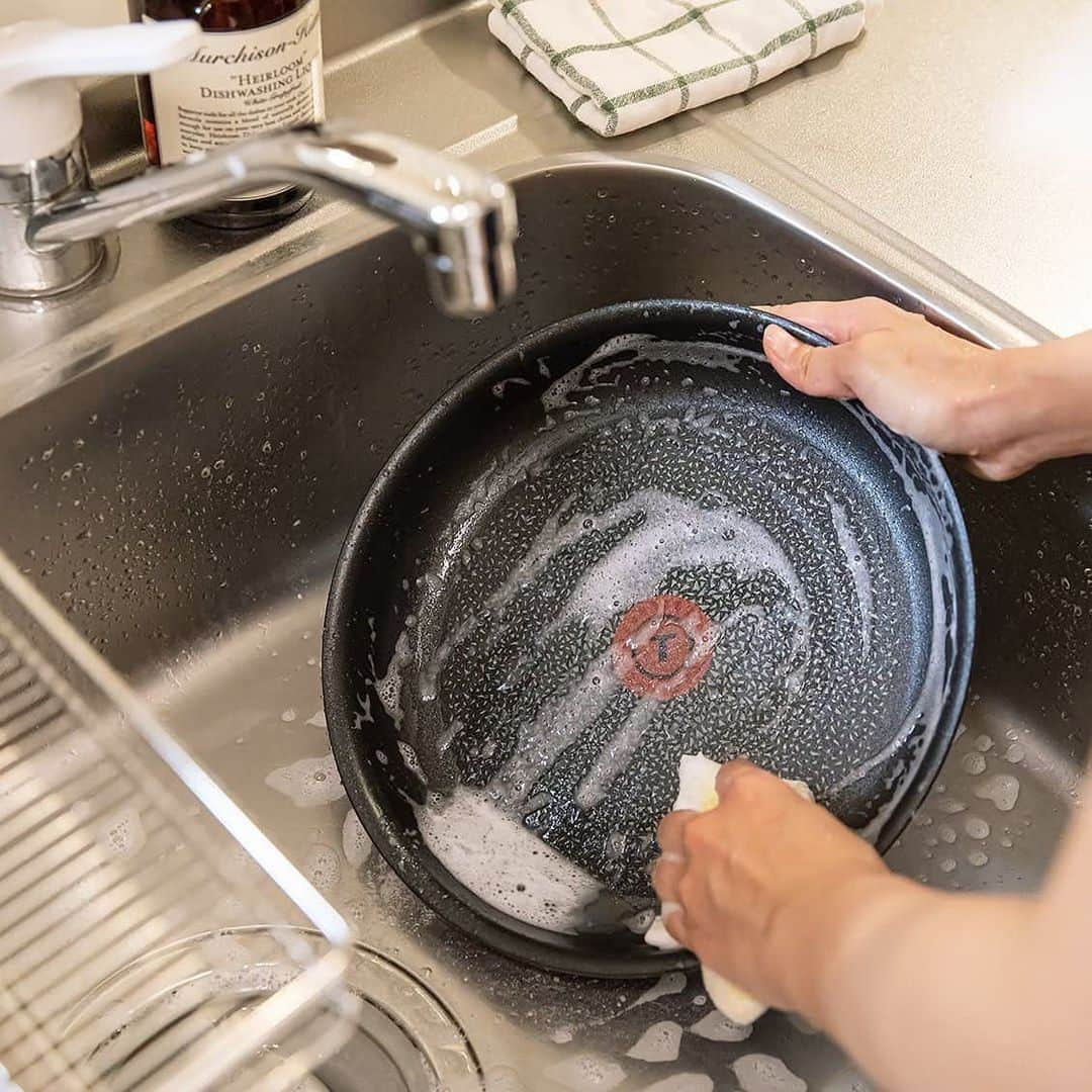 北欧、暮らしの道具店さんのインスタグラム写真 - (北欧、暮らしの道具店Instagram)「食事づくりは「料理」だけじゃないから。平日の夕飯が、鍋えらびでこんなに変わりました🍳 . - - - - - - - - - - - - 「取っ手のとれる〜」。 . そんなフレーズを耳にしたことが ある方も多いのではないでしょうか。 . 今回のBRAND NOTEでお取り組みしたのは、 「取っ手のとれるティファール（@tfal_japan）」 . 実は当店スタッフにも愛用者はたくさん◎ . 「使い出したら手放せない！」と 愛用者はみんな言うけれど、 一体どんな魅力がつまっているのでしょうか？  今回は、取っ手のとれるフライパンを 初めて使うというスタッフ市原と一緒に おなじみの定番メニューを作りながら いつもとの「違い」を探ってみました！ . - - - - - - - - - - - - ■ スタッフ市原 . 「コンロ3カ所すべてに 鍋や大きなフライパンをおいても ぶつからないですね。  今までは、フライパンを置くときは 取っ手が隣の熱い鍋とぶつからないよう 向きを変えたり……ちょっとしたことだけど 気にすることが多かったんです。  そういう小さな気持ちの 負担がないのが嬉しいですね〜！ . “取っ手がとれる”って、 鍋を持つ時に、グラグラしたりしないのか ちょっと心配な気持ちがあったのですが 熱いお湯がたっぷり入った鍋も、 しっかり安定して持てました！」 . - - - - - - - - - - - - . 取っ手をとると 大皿のように扱えるので 調理から後片づけまで、スムーズに こなすことができたという市原。 . 「毎日のごはんづくりって大変！」 . という思いにも、 20年の長きにわたり愛されてきた 取っ手のとれるティファールなら そっと力を貸してくれるかもしれません◎ . - - - - - - - - - - - - . ▶詳しい記事の内容は、当店サイトにて「ティファール」と読みもの検索をしてみてくださいね。 . ▶︎ 当店サイトはプロフィールのリンクよりどうぞ→@hokuoh_kurashi ・ ［SPONSORED by ティファール］ ・ #kitchen#kitchendesign#kitchenware#food#foodstagram#Tfal #ティファール#取っ手のとれるティファール #取っ手のとれる#フライパン #キッチン#キッチン雑貨 #鍋#なべ#台所#料理#家事#お買い物 #暮らしを楽しむ#日々の暮らし #北欧#暮らし#北欧暮らしの道具店」7月11日 17時15分 - hokuoh_kurashi