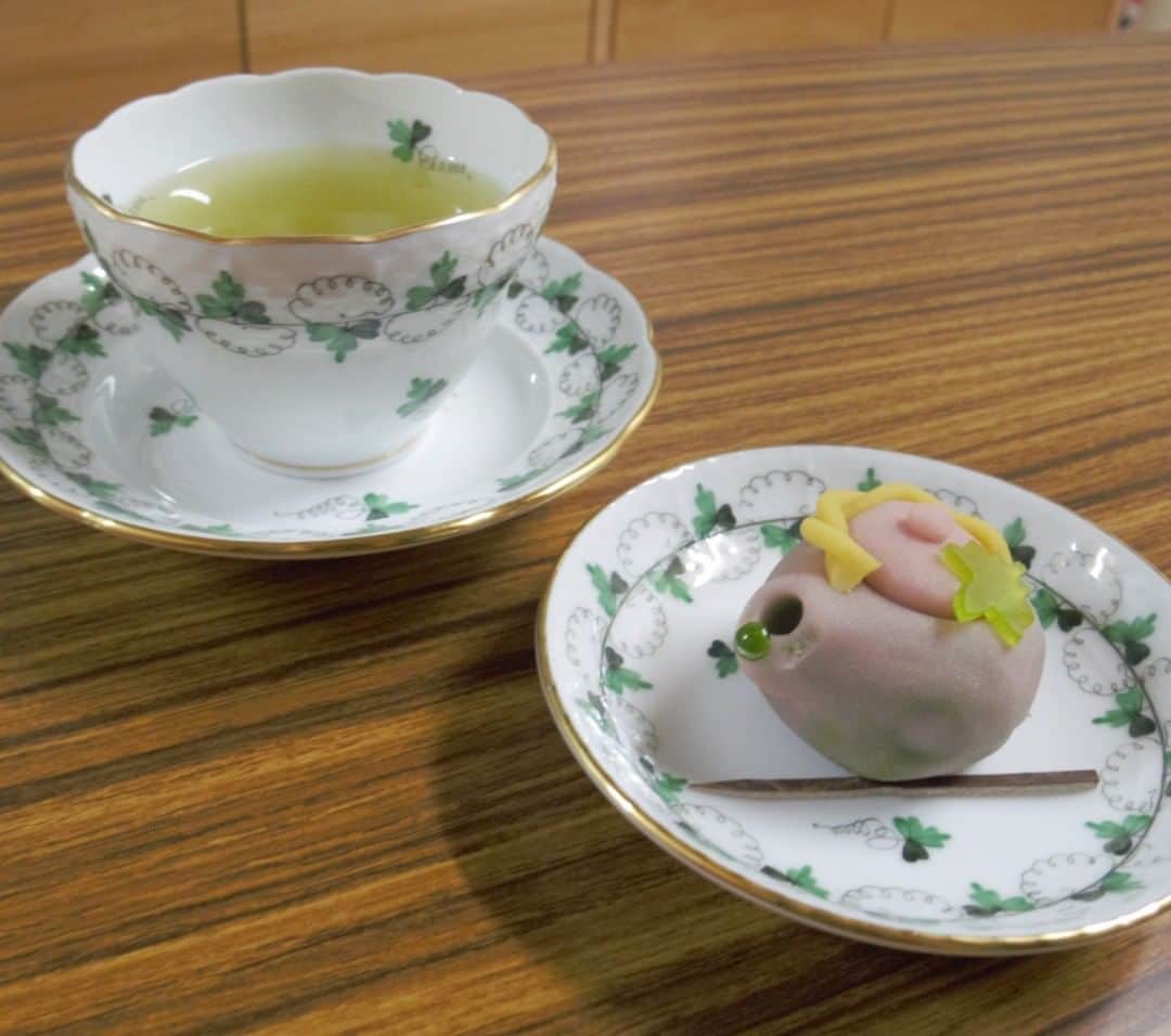 HEREND JAPANさんのインスタグラム写真 - (HEREND JAPANInstagram)「オリエンタルカップ＆ソーサー ＊ ヘレンドの『オリエンタルカップ＆ソーサー』は、日本茶や中国茶におすすめのアイテム。 夏には氷を入れて冷茶の器として涼やかに。 ソーサーは、そのままでプレートとしても使えます。涼やかな竹や籐、ガラスなどのお茶托と組み合わせるとより一層夏らしい雰囲気を楽しめます。 ＊ また、アイスクリームやゼリーなどのデザートや、ナッツなどのちょっとしたおつまみを入れるお皿としても。スタッキングが出来るので重ねて収納する事が出来るので場所も取りません。 様々なシリーズでご用意いたしております。 ※写真右側の豆皿は、クラブ ヘレンド ジャパン本店限定商品です。 ・ ・ #ヘレンド #herend #オリエンタルカップ #パセリ #涼 #冷茶 #夏 #デザート #豆皿 #クラブヘレンドジャパン本店 #夏のうつわ #スタッキング #重ねて収納」7月11日 17時21分 - herendjp
