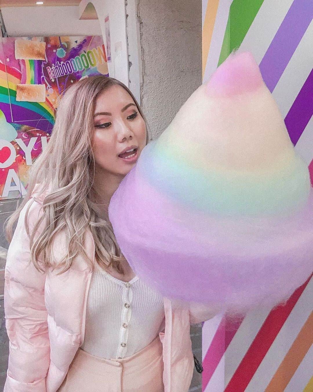 TOTTI CANDY FACTORYのインスタグラム：「👩🏻‍🦳🌈 Thank you for coming! ご来店ありがとうございます😘 Photo by: @_mimikieu #repost  #totticandy  #rainbowcottoncandy  #tokyo #harajuku #instagood」