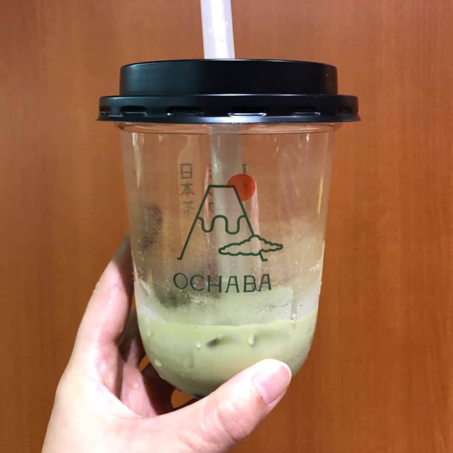 土井コマキのインスタグラム：「美味しくて写真撮り忘れ。緑茶ピーチロイヤルミルクティーが、爽やかで夏っぽくてナイス。焙じ茶や玄米茶も美味しそう。 そうそう、タピオカじゃなくて、黒糖わらび餅が入ってて、なんか自信なくすほど美味しい。 #日本茶ミルクティー専門店 #ochaba #sighofthefood #サインオブザフード #なんばシティ #osaka #静岡茶」