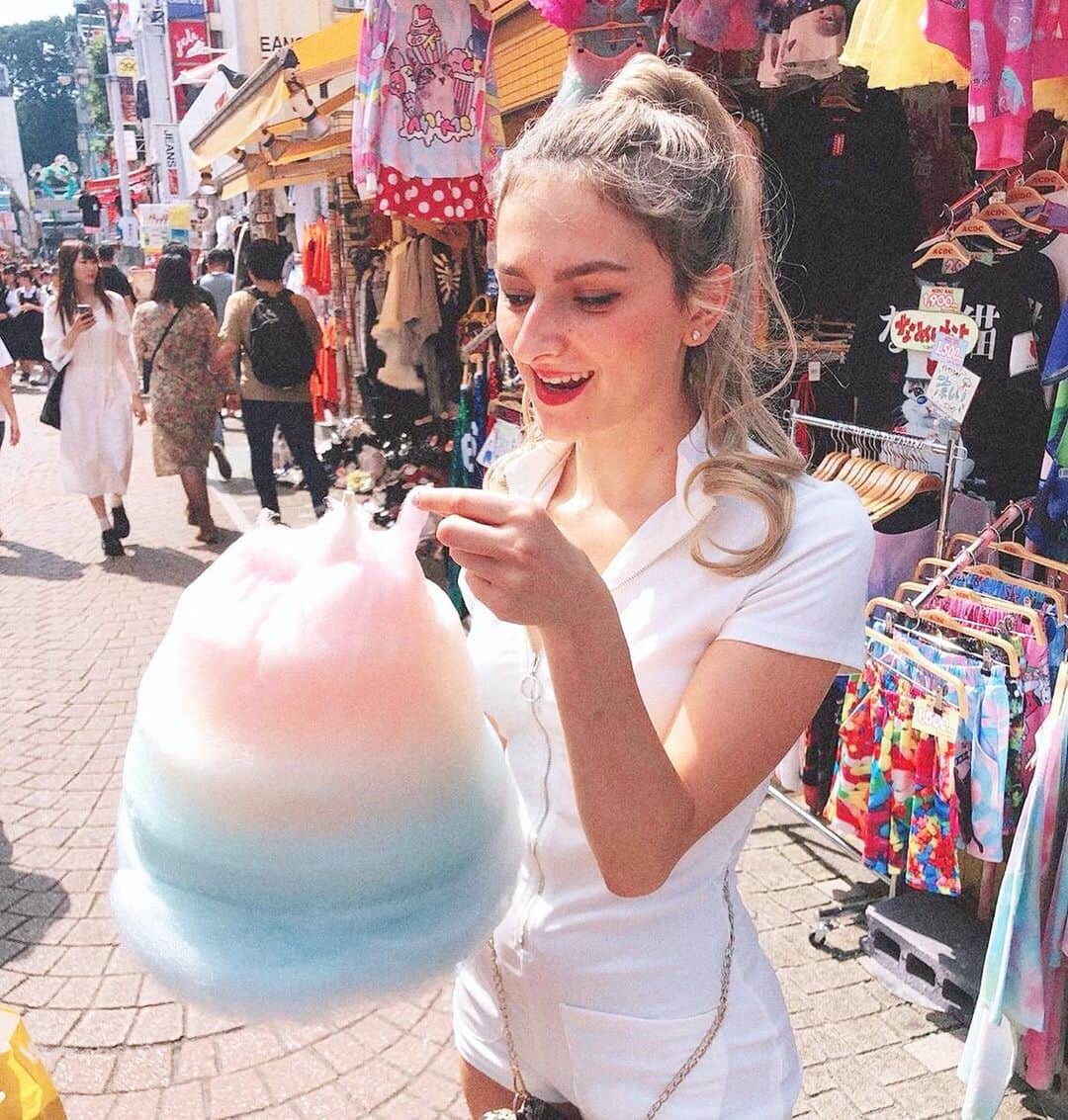 TOTTI CANDY FACTORYのインスタグラム：「👱🏻‍♀️💋 Thank you for coming! ご来店ありがとうございます🥳 Photo by: @lolalhn  #repost  #totticandy  #rainbowcottoncandy  #instagood」