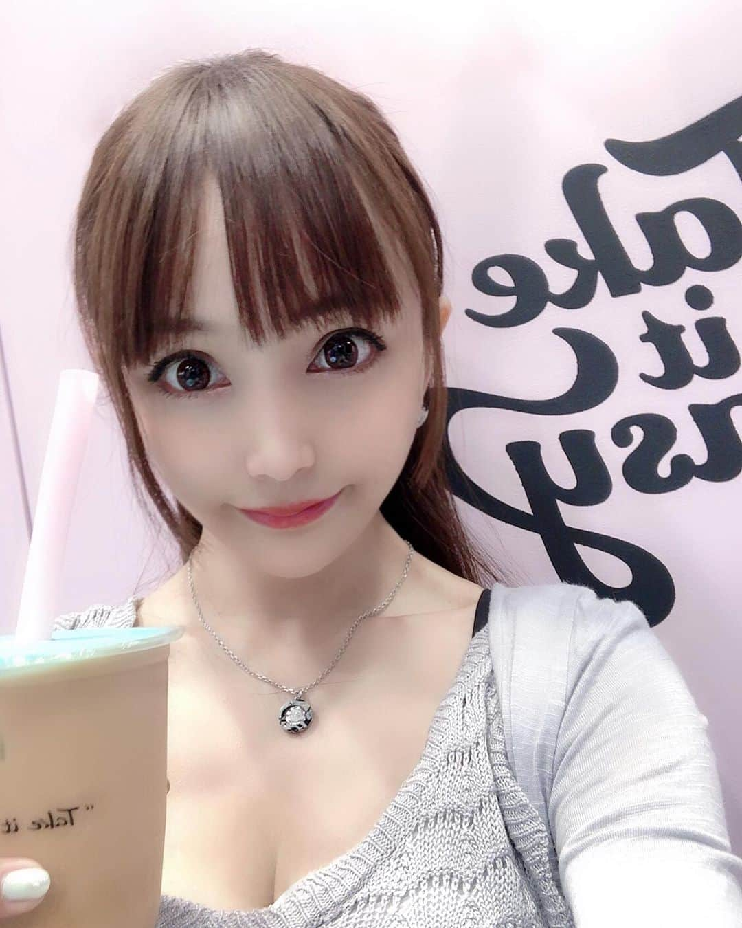 宇佐美あいりさんのインスタグラム写真 - (宇佐美あいりInstagram)「久々にタピオカ巡り♡最近オープンしたタピスタ🥤✨可愛いタピオカ屋さんで果実のフルーツティとかもあってタピオカも可愛い💕でも初めてだったのでまずは普通のミルクティーにしちゃった😋♪ #グラドル自画撮り部#タピオカ#タピオカ巡り#タピオカ部#1人カフェ巡り#cafe#tapista#タピスタ#渋谷#sibuya#おしゃれ#インスタ映え#japanesegirl#instadaily#instalike#igers #selfie#instagood#pleaselike#pleasefollow#followme」7月11日 17時24分 - airi.usami_official