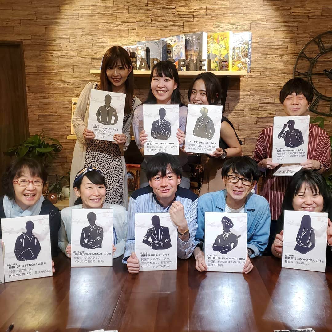 信江勇のインスタグラム：「#ディアシュピール でやっている #マーダーミステリー　#王府百年 プレーしてきました🎵  もうめちゃめちゃ面白い!!! 情報の読みあいや整理しつつどう推理していくか‥ 普段やる脱出とは全然違いますが、これはこれでたまらなく好き(*´∀`)♪ 殺人事件の犯人を探しながら、自分のミッションをクリアしていく個人戦な謎解きゲーム!  人狼と謎解きが合体したようなゲームで中国ですごく人気があるそうです❗  ストーリーはおなじなのでもう二度と王府百年はプレーできないのが辛い(*T^T) 記憶を忘れてまたやりたいです(* ﾟ∀ﾟ)  ちなみに勝敗はポイント制ですが、なんと私!ダントツの最下位0点です( ﾟ∀ﾟ)人(ﾟ∀ﾟ )」