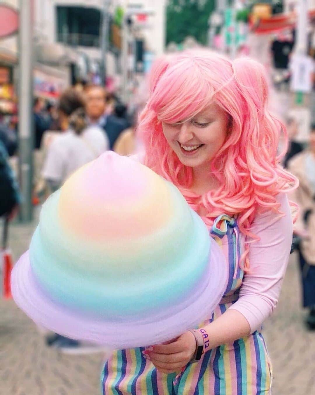 TOTTI CANDY FACTORYのインスタグラム：「🦄🎀 Thank you for coming! ご来店ありがとうございます😍 Photo by:  @thecupcakephilosophy #repost  #totticandy  #rainbowcottoncandy #tokyo #harajuku #instagood」