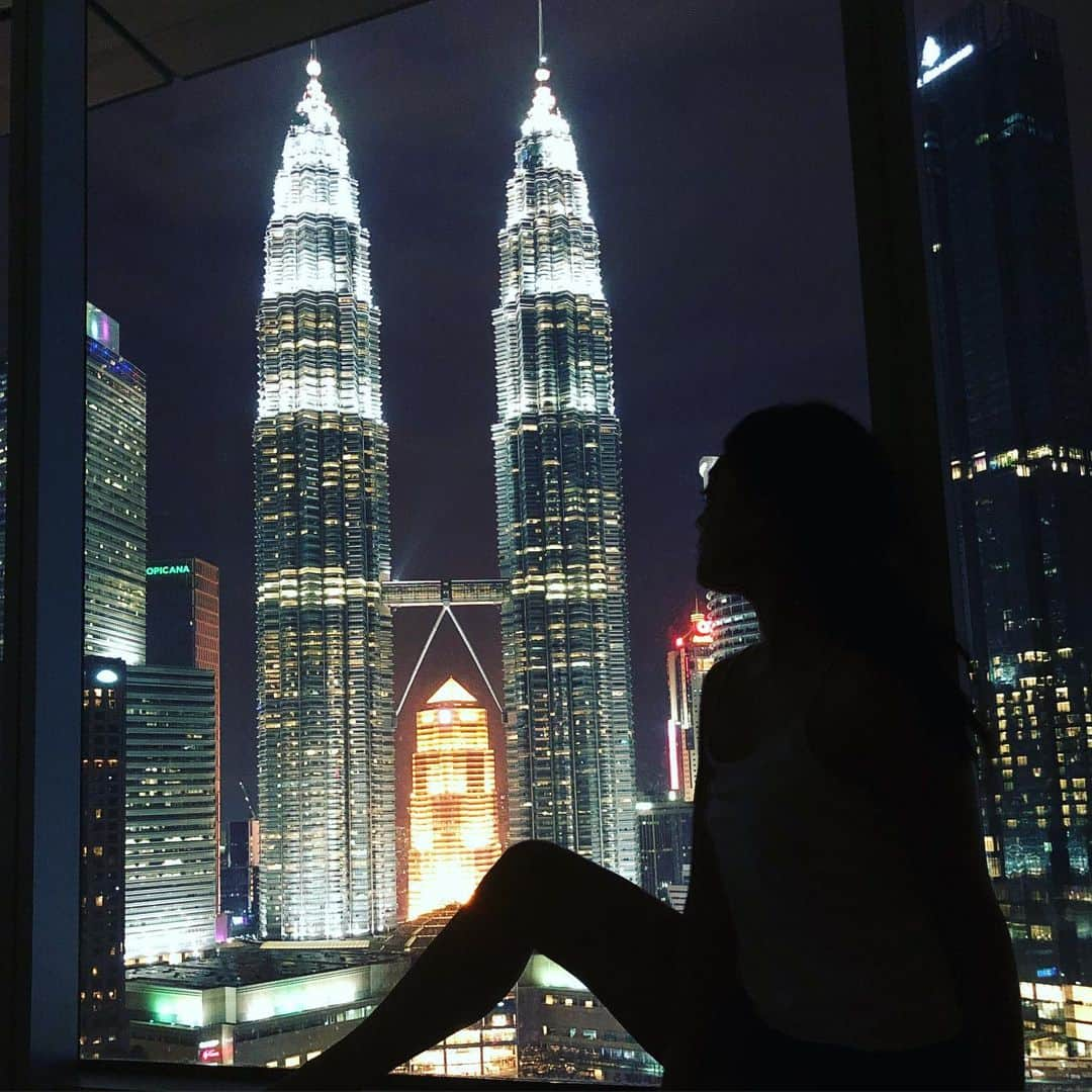 遊海 Yuumiさんのインスタグラム写真 - (遊海 YuumiInstagram)「My special country and my second home MALAYSIA ❤️🇲🇾 I was raised in Malaysia so when im back, i feel comfortable. 私の特別な国そして第二の実家 マレーシア 🇲🇾やはりマレーシアに戻ると育った環境なので落ち着きますw人も天気も暖かい国です。 @tourismmalaysia_japanoffice @maticmy @aboutkl.my @visitklofficial @tourismmalaysiasentral @tradershotelkl #malaysiatrulyasia #secondhome #love #tourismmalaysia #klcc #malaysia #kualalumpur #klnightview」7月11日 17時24分 - yuumi_kato