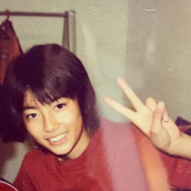 のインスタグラム：「昨日のツイートで変な誤解や憶測が飛んでるようなので、ちゃんと伝えたくもう一度書きます。あのツイートで伝えたかったのは"感謝"です。 僕の声はSNSでしか届かない。そんな立場にしかいれない自分が正直もどかしい。あの時あの言葉を受け入れていたら人生は違ったのか。後悔なく生きているはずなのに、可能性を考えてしまう自分がいる。だから少しだけ、昔の話をさせてください。 オーディションのとき、ダンスが全然覚えられなくて座って見てました。目が赤くなるまでずっとずっとみんなのこと見てました。ぼくはあの日何もできませんでした。そしたら、you名前は？って。それがジャニーさんとの初めての出会いでした。 それから７年。退所する決意をしたあの日、何回も何回も言う言葉を反芻して電話をかけました。だけど、たった一言、やめますって言葉しか出てこなかった。ジャニーさんから返ってきた言葉は、いつでも戻って来ていいからねって。 だから僕は、ここまで振り向かずに真っ直ぐに歩んでこれた。あの時、ただ座って見てることしか出来なかったけど、今は夢をもって、誇りをもって、自信もってステージに立てています。沢山の人達がいます。素敵な思い出があります。今の僕があるのもジャニーさんのおかげです。純粋な感謝の気持ちで溢れています。僕はジャニーさんみたいになりたい。あの日電話を切って決めた覚悟を、叶えるために選択した道を信じて、僕はこれからも、この芸能界で生きていきます。ジャニーさん、  ありがとう。 ゆっくり休んでください。  鮎川太陽」