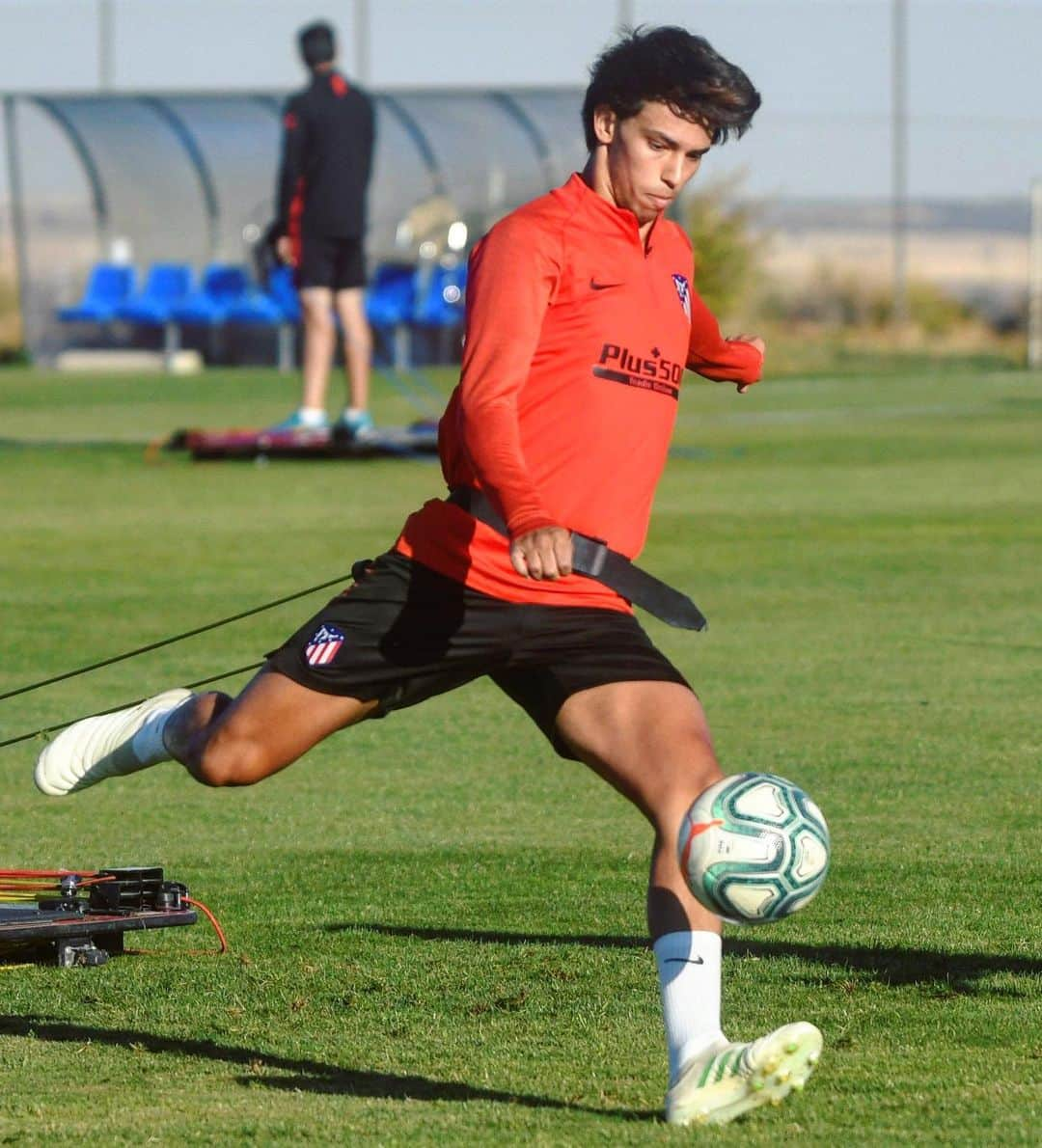 LFPさんのインスタグラム写真 - (LFPInstagram)「New Kid in Town! 💯 • #Joao #Felix #Atleti #Training #LaLiga #LaLigaSantander」7月11日 17時36分 - laliga