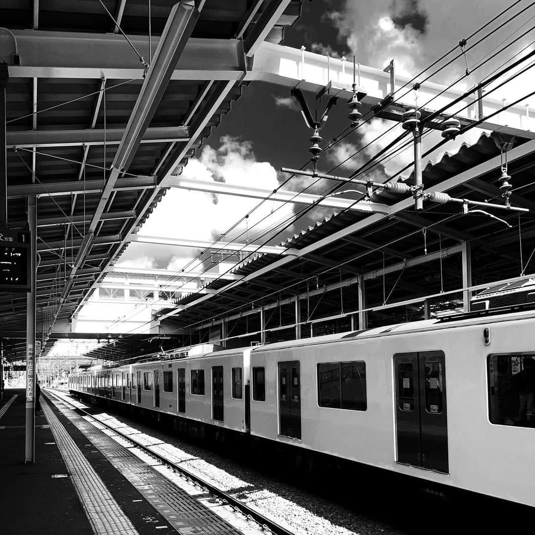 のインスタグラム：「青空 - A blue sky / iPhone XR + Snapseed, 2019712 . . 久しくごぶさた。 . . #royalsnappingartists #infamous_family #rsa_main #infinity_photo_cult #2_fineart #jp_gallery #jp_gallery_bnw #trb_bnw #wp_bnw  #bnw_life #bnwlife_member #bnw_life_shots #bnw_captures #world_bnw #top_bnw #team_jp_ #team_jp_モノクロ #ig_energy_bw #ig_nihon #streetphotographybnw #igersjp #blackandwhite #bnw #bnwphoto #monochrome #bw #bnwphotography #ShotOniPhone #shotoniphoneXR」