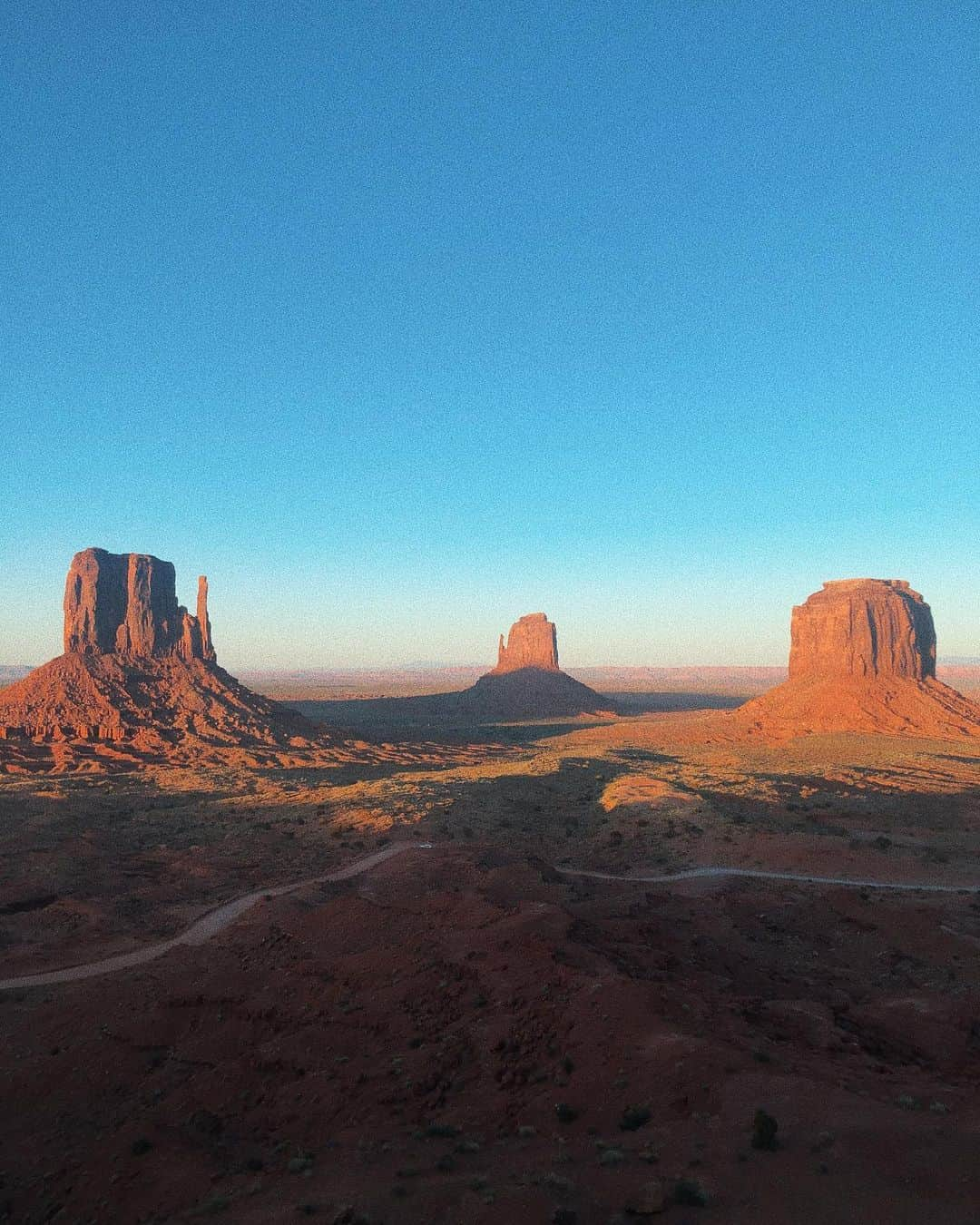 瀬戸あゆみさんのインスタグラム写真 - (瀬戸あゆみInstagram)「Monument valley🏜🤠 1日で8時間運転の末たどり着いたのは、モニュメントバレー。 近くのロッジに泊まって、夕陽と朝陽、どちらも見ました！ 地球を感じる旅🌏 #ayumi_journey #monumentvalley」7月11日 17時41分 - setoayumi