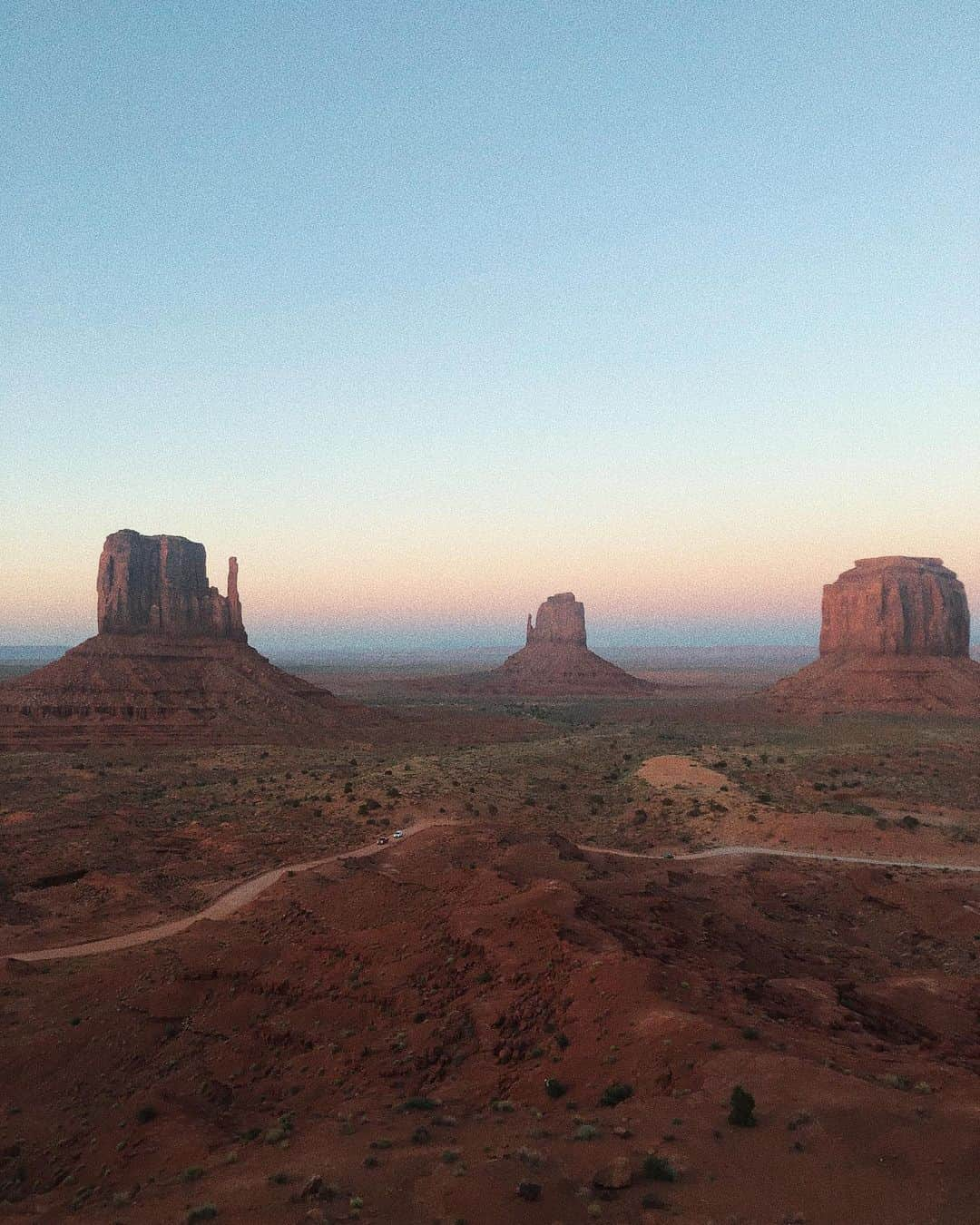 瀬戸あゆみさんのインスタグラム写真 - (瀬戸あゆみInstagram)「Monument valley🏜🤠 1日で8時間運転の末たどり着いたのは、モニュメントバレー。 近くのロッジに泊まって、夕陽と朝陽、どちらも見ました！ 地球を感じる旅🌏 #ayumi_journey #monumentvalley」7月11日 17時41分 - setoayumi