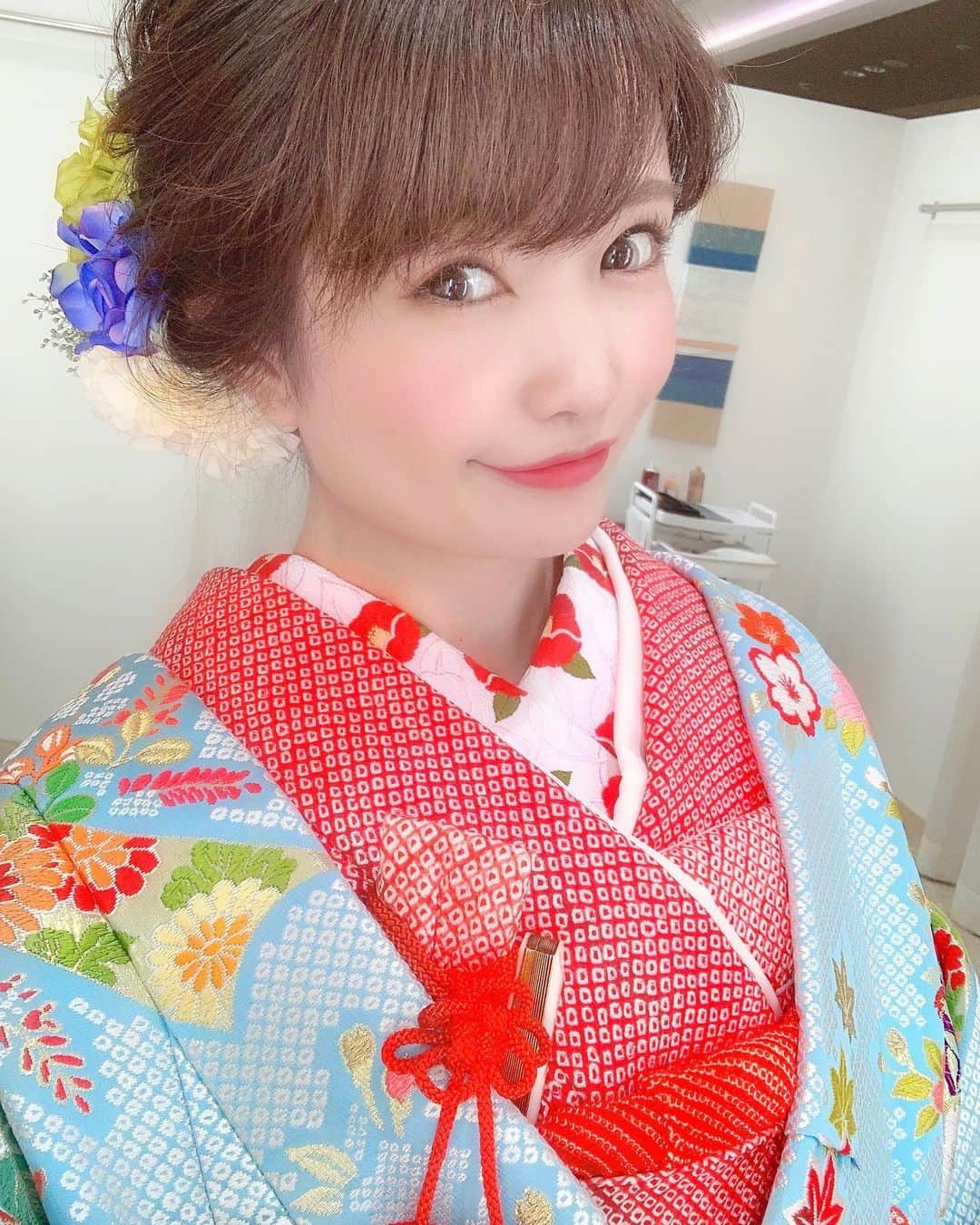 浅井麻里さんのインスタグラム写真 - (浅井麻里Instagram)「👀👘﻿ ﻿ 毎月やらせていただいてるウェディングモデル👰﻿ ﻿ この色打ち掛けは、色合わせや半衿が斬新！﻿ 掛下着が赤で色打掛が青って珍しいし、﻿ 半衿が椿で鮮やかなのも目を惹く❤️﻿ 絞りがとっても素敵なお着物✨👘﻿ (写真4枚目まで見てね⏩)﻿ ﻿ ﻿ この日のカラコンは、﻿ 乃木坂の齋藤飛鳥ちゃんがモデルをしてる﻿ 1-DAY Refrear elebelle(エレベル)✨﻿ カラーはリュクスオリーブ💚﻿ ﻿ 透明感や抜け感が出て、﻿ ナチュラルな雰囲気だから着物にもぴったり💕﻿ サイズが大きすぎないのも良いポイント👀﻿ 他のカラーも試してみたい🎵﻿ ﻿ ﻿ #エレベル#カラコン#リフレア#ナチュラルカラコン#ハーフカラコン#エレベルレポ#カラコンレポ#ウェディングモデル#色打掛#着物#和装#refrear#elebelle#kimono#wedding_mari」7月11日 17時42分 - mari_asai_625