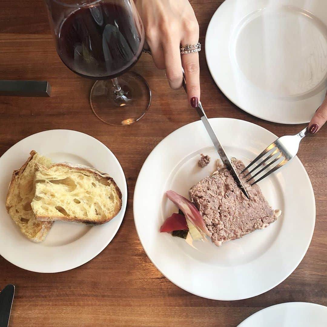 kumiさんのインスタグラム写真 - (kumiInstagram)「ゆるく流れる時間と昼飲みが1番の贅沢☺︎ 何を食べても美味しくて、本当に素敵なお店。 #エスキーナ」7月11日 17時43分 - 93_0920