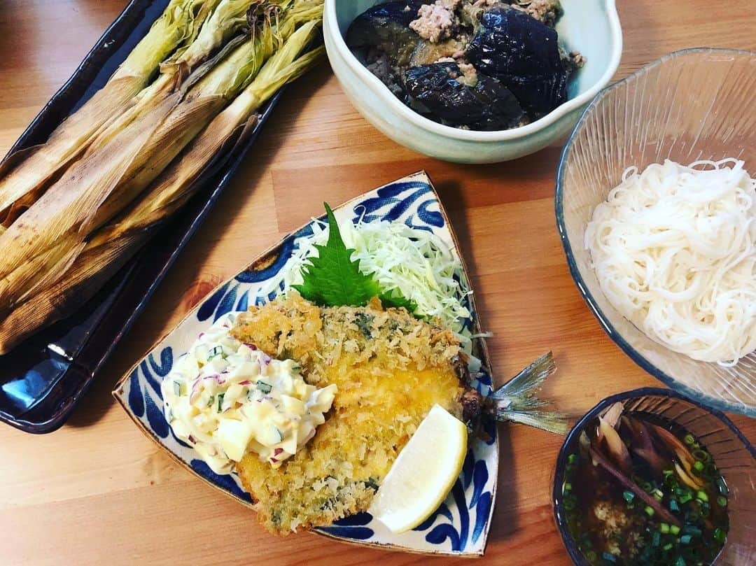 武田訓佳さんのインスタグラム写真 - (武田訓佳Instagram)「アジさん大きすぎた🐟❤️ ・ このお皿買ったときに妄想してた アジフライ😍 もうちょっとやちむんの柄が 見えるつもりやったな。笑 ・ ふわふわ肉厚なアジ最高🙌🏻♥️ タルタルソースは 紫たまねぎときゅうりのピクルスで 見た目も食感もわたし好み🐷💕 ・ ・ ちなみに… わが家はそうめんとなす味噌煮込みは必ずセット🙏🏻 くたくたのなす味噌に そうめんとねぎちょっとを混ぜて食べる… (だから別にもうひとつお椀がいる) お行儀悪いけれどこれが絶品👵🏻♥️ ぜひやってみてください😂💕💕 ・ ・ #ごはんや訓佳 #夏定食  #アジフライ #タルタルソース #そうめん #薬味たっぷりそうめん  #ヤングコーン #まるごとグリル焼き #なす #豚ミンチ #味噌煮込み  #トマト出し忘れた #ピーマンは焦がした #器 #やちむん #器のある暮らし」7月11日 17時46分 - kunika0117