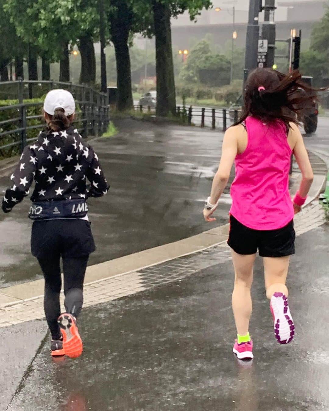 yuu sakuraiさんのインスタグラム写真 - (yuu sakuraiInstagram)「こんばんは☆ : 先日、カリフォルニア・レーズン協会が開く #ranning イベントに参加してきました☆ : 走ったのは皇居周り♪ : 今年の8月北海道マラソンと、10月宮城復興マラソンにチャレンジする事が決まっているので走る前のストレッチや、ランニングフォームを見てもらえて楽しかったです！ : ところでレーズンとランニング⁇ その繋がりって何？ と思われた方もいるかもしれないのですが、 : 走る際に汗で失われる栄養素を補給をするのに レーズンに豊富に含まれるミネラルがいいんです♪ : また、疲れた体に必要なエネルギーに変わりやすいブドウ糖や、 腹持ちをよくする食物繊維が多いからおススメ食品なんですね☆ : しかも走りながらでも手が汚れないし、 持ち運びも便利☆ : ジョギングや運動前後や合間に摂取するのに 好ましいですね！ : すぐにフルマラソンに出場するみんなに 伝えたくなりました☆ 普段の食事から少しずつカルフォルニアレーズン取り入れてみます！ : #カルフォルニアレーズン #栄養補給 #ジョギング #レーズン #栄養　#運動 #カリフォルニアレーズン協会 #pr #PR」7月11日 17時51分 - food_yuu
