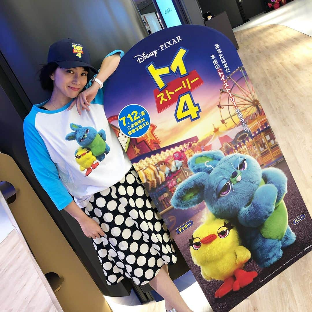 崎山一葉さんのインスタグラム写真 - (崎山一葉Instagram)「明日7/12〜 トイストーリー4公開^_^ ・ ・ 👚:ダッキー&バニー😍  CAP:トイストーリー✨  私の自宅にあるポテトヘッドはお掃除もできます😂」7月11日 17時55分 - kazuha_sakiyama