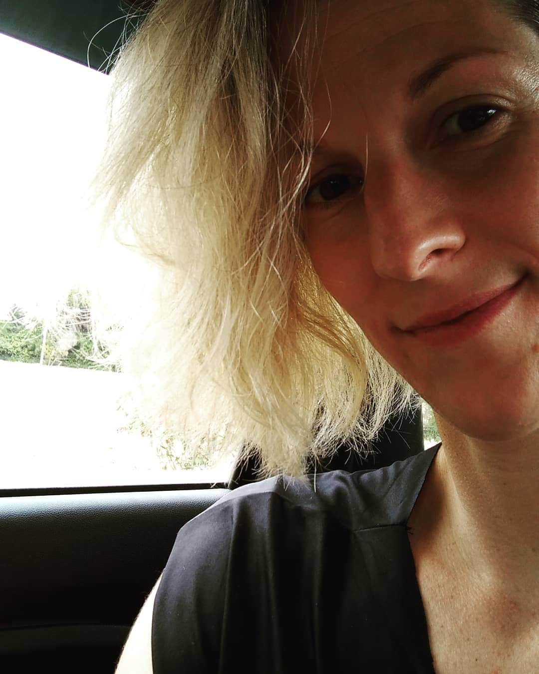 ミア・イエルコフのインスタグラム：「🌞😙」