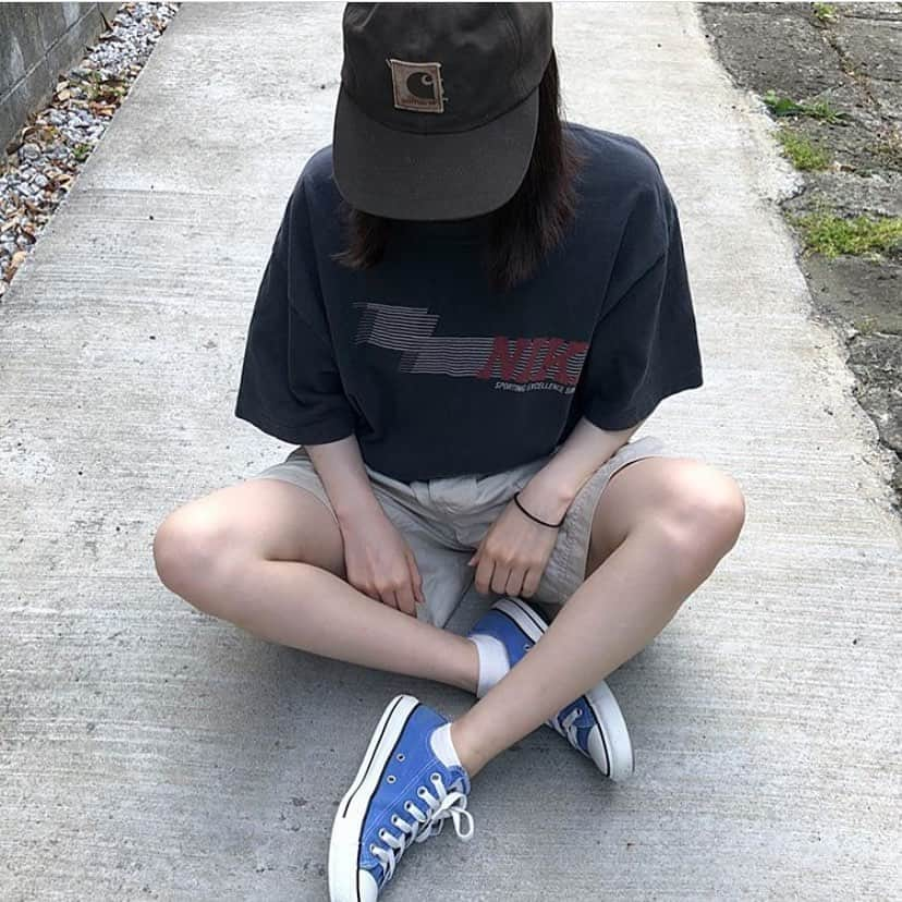 古着女子さんのインスタグラム写真 - (古着女子Instagram)「＼ハーフパンツコーデ／﻿﻿  黒のオーバーサイズのTシャツにハーフパンツを合わせた夏コーデ🌞  古着っぽい少しくすんだ色味が可愛らしいです💓  スニーカーで色味を持ってきて差し色に🌷  オーバーサイズのゆるだぼコーデかわ可愛い🥺  インしてウエストマークしても、インせずにだぼっと着るのもおすすめです✨ ﻿﻿ ﻿﻿ 🏡古着女子がプロデュースする古着ショップを紹介🏡﻿﻿﻿ ・9090ナインティナインティ @9090s_ 👖👟﻿﻿﻿ ・ひとくち ﻿ @o0_hitokuchi_ 🐻🍯﻿﻿ ﻿﻿﻿ ﻿﻿﻿ 🌼公式LINE@→@furuzyo で検索🌼﻿﻿﻿ LINE@だけのお知らせや古着の疑問にも答えます！﻿﻿﻿ ﻿﻿﻿ ﻿﻿﻿ 古着を素敵に着こなしてる女性の方をRepostでご紹介させていただきます🐒写真は全てご本人様に【掲載許諾】をとっております💓﻿﻿﻿ ﻿﻿﻿ ﻿﻿﻿ @rui_________________.6 さんありがとうございました☺️ ﻿﻿﻿﻿ #フルジョ #古着 #古着女子 #今日のコーデ #お洒落さんと繋がりたい #コーデ #古着コーデ #きょコ #ファッションコーデ #古着男子 #着回しコーデ #服好きな人と繋がりたい #古着好きと繋がりたい #ゆるコーデ #ガーリーコーデ #ガーリー #レディース古着 #スニーカー女子 #着画 #古着mix #古着好き #韓国コーデ #メンズライク #古着ファッション ﻿#ポロシャツ #チノパン #アースカラー #メンズライク」7月11日 18時03分 - furuzyo