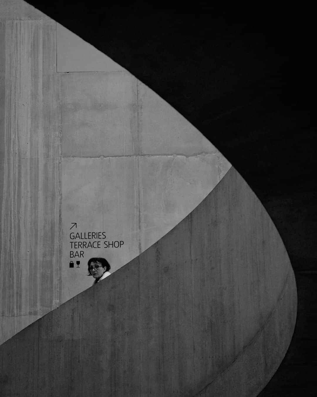 Fujifilm UKさんのインスタグラム写真 - (Fujifilm UKInstagram)「FEATURED PHOTOGRAPHER OF THE WEEK “I’ve probably lost count of the number of times I’ve been to this staircase at the Tate Modern. This is one of my favourite shots as the lady is perfectly framed by the signage while the shape of the shadows of the staircase further adds more depth and framing to the image” - @mingjuntan  FUJIFILM X100T | F2.5 | ISO 2000 | 1/125 sec  #Fujifilm #Fujifilmx_uk #XSeries #X100T」7月11日 18時00分 - fujifilmuk