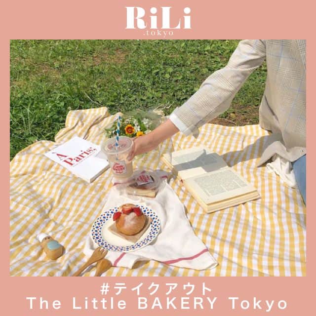 RiLiさんのインスタグラム写真 - (RiLiInstagram)「簡単におしゃピクの完成💐🐶【テイクアウトThe Little BAKERY Tokyo】 ..... アンティークな雰囲気ただよう、原宿にある人気のパン屋さん「The Little BAKERY Tokyo （ザリトルベーカリートーキョー）」🥐🍎店内のイートインコーナーでパンやドリンクを楽しむのもいいけど、【テイクアウトThe Little BAKERY Tokyo】はおしゃピクにもピッタリ💐🐶 「いちごあんバターボール」🍓、「クロフィン」🧁など、見た目キュートすぎるパン達と、白地に赤いロゴが入ったステッカーがはられたテイクアウトドリンクがあれば簡単におしゃピクが完成するよ🥪🍩❤ テイクアウトショッパーもおしゃピクアイテムとして活用している子が多いみたいだよ👀🥨ギンガムチェックやレースのレジャーシート、かごバッグなどのピクニックアイテムと一緒に夏のピクニックを楽しんでね🌻🌻 ❣ ❣ ❣ ❣ ❣ サイトやSNSで掲載させていただくお写真募集中😘📸 かわいいコーデやアイテム、注目スポットなどが撮れたら、ハッシュタグ→#rili_tokyo  を付けて投稿❗ ． Special Thanks💋 Photo by @echoooo520 @miho_jiyu @_______riiiinka @natsu_pink8 @ju.nn_ @rkchin_ @necomimi33 @funa_1995 . 🥐7/27？28？ coming soon...🍓 ． #夏 #夏コーデ #thelittlebakerytokyo #ザリトルベーカリートーキョー #リトルベーカーリートーキョー#おしゃピク #ピクニック #表参道カフェ #原宿カフェ #カフェ巡り # #カフェ #カフェコーデ #ブラウンコーデ #ベージュコーデ  #ワントーンコーデ #シンプルコーデ  #カジュアルコーデ #ガーリーコーデ #置き画 #置き画くら部 #今日のコーデ #RiLi  #おしゃれさんと繋がりたい #お洒落さんと繋がりたい #ファッション #패션스타그램 #ootd #outfit#🥐🍓🌷」7月11日 18時00分 - rili.tokyo
