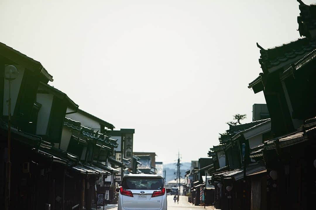 TOYOTAさんのインスタグラム写真 - (TOYOTAInstagram)「GRAND TOURING - Gifu - . フォロワーの中から #トヨタグラム をつけて投稿されたトヨタ車をストーリーズでシェアしています📷✨ みなさんの写真をお待ちしております！ . . . #トヨタ #toyota #トヨタグラム #アルファード #ALPHARD #岐阜 #gifu #うだつの上がる町並み #車のある風景 #ドライブ #🚗」7月11日 18時01分 - toyota_jp